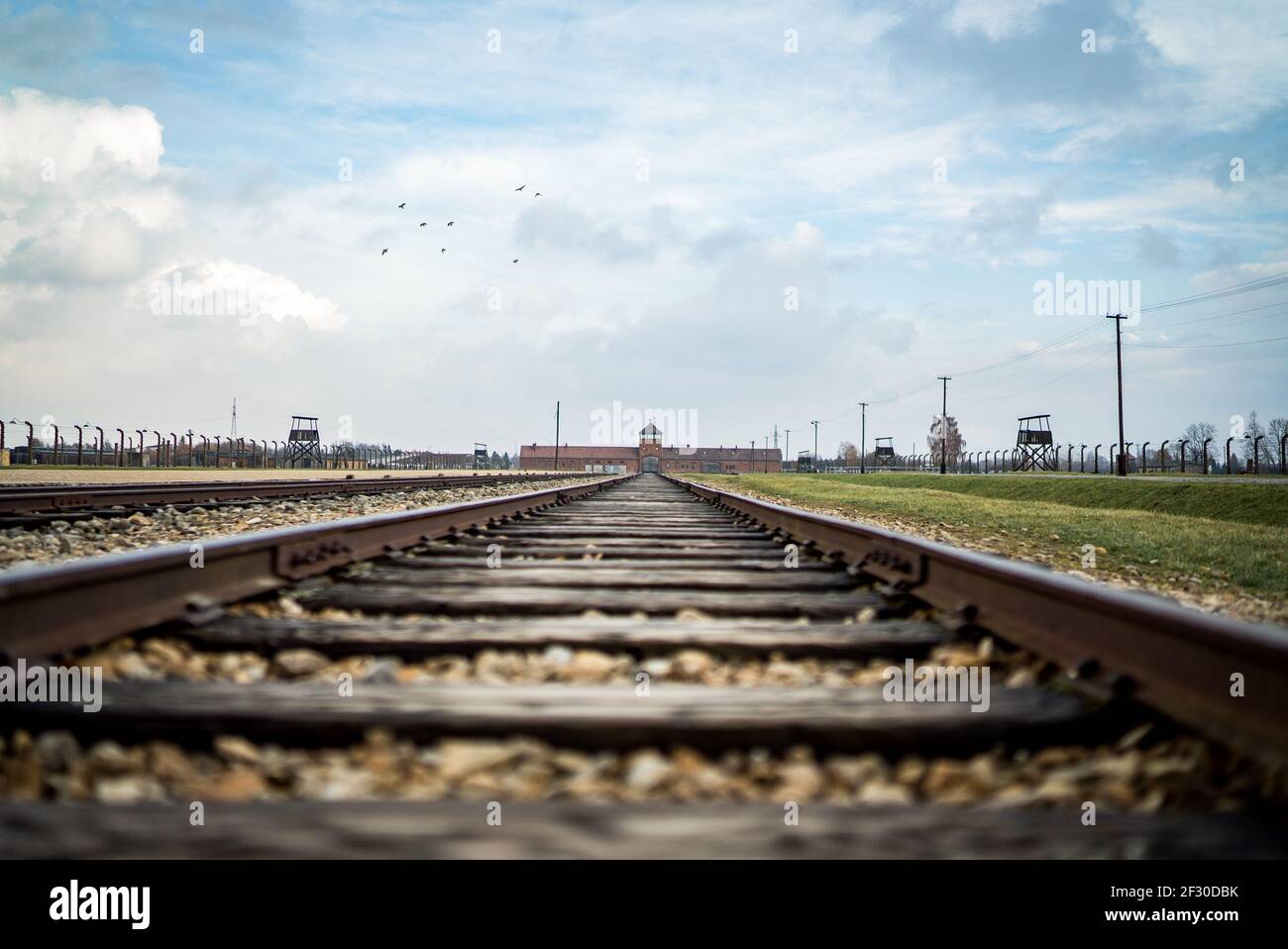 Konzentrationslager Auschwitz-Birkenau II Niederwinklige Bahngleise Sortieren Rampe durch Holocaust Aussichtsturm Wachturm Torhaus keine Menschen Stockfoto