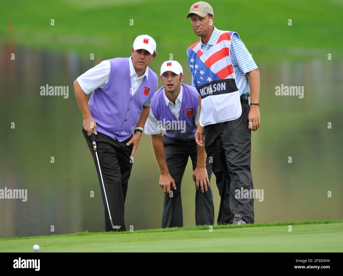 2010 38TH RYDER CUP IM CELTIC MANOR RESORT WALES. 1 2010. Oktober 2ndDAY VIERER. . MICKELSON UND JOHNSON.AM 6TH. BILD DAVID ASHDOWN Stockfoto