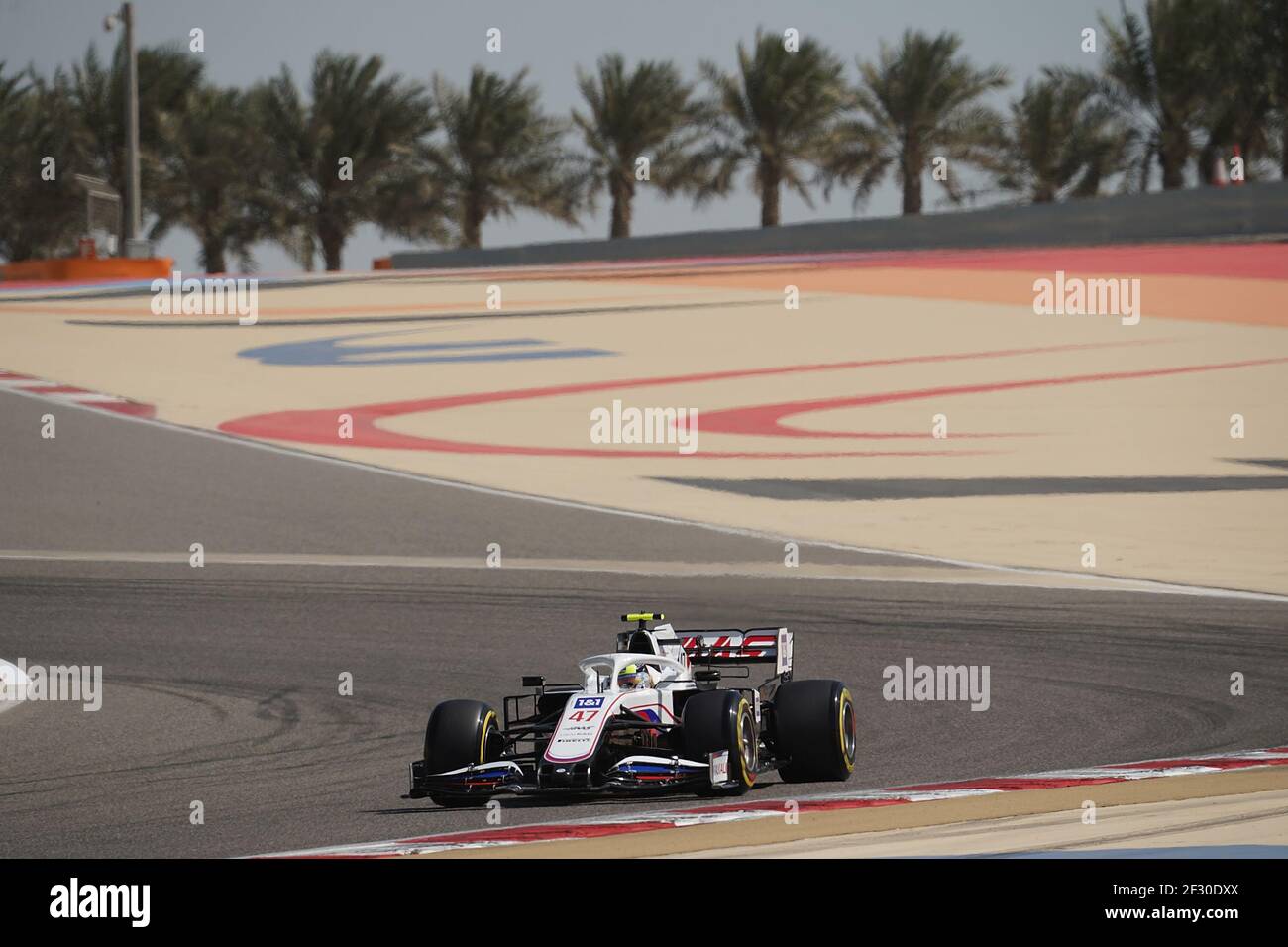 Sakhir, Bahrain. März 2021, 14th. Der dritte Tag der ersten Testfahrten auf dem Sakhir-Kurs in Bahrain, mit Mick Schumachers 47th-Auto auf der Strecke. Der junge deutsche Pilot Mick Schumacher, Sohn des siebenfachen Formel-1-Weltmeisters Michael Schumacher, sagte, er fühle sich bereit für den WM-Auftakt 2021 beim Sakhir Grand Prix in zwei Wochen. Kredit: Hasan Bratic/dpa/Alamy Live Nachrichten Stockfoto