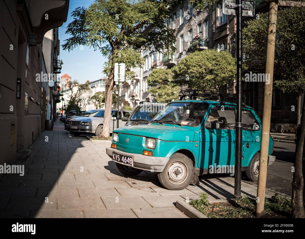 Krakau, Polen Classic Fiat 126 vintage Kleinwagen blau grün geparkt auf sonnigen Wohnstraße Szene Ersatz für Fiat 500 Stockfoto