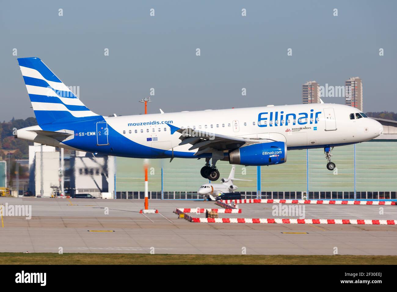 Stuttgart, 13. Oktober 2018: Ellinair Airbus A319 am Flughafen Stuttgart (STR) in Deutschland. Stockfoto