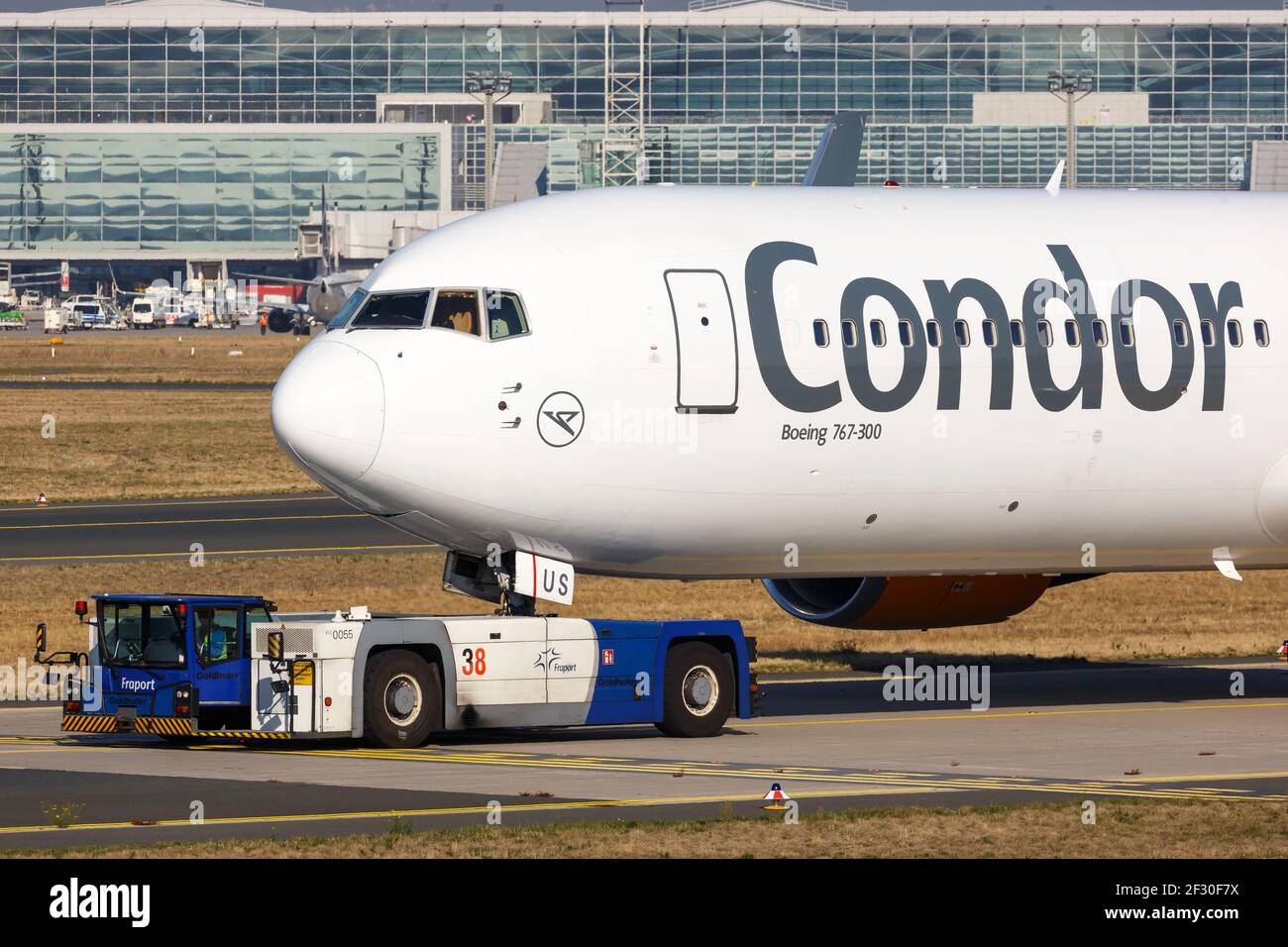 Frankfurt, Deutschland - 16. Oktober 2018: Condor Boeing 767 Flugzeug am Frankfurter Flughafen (FRA) in Deutschland. Stockfoto