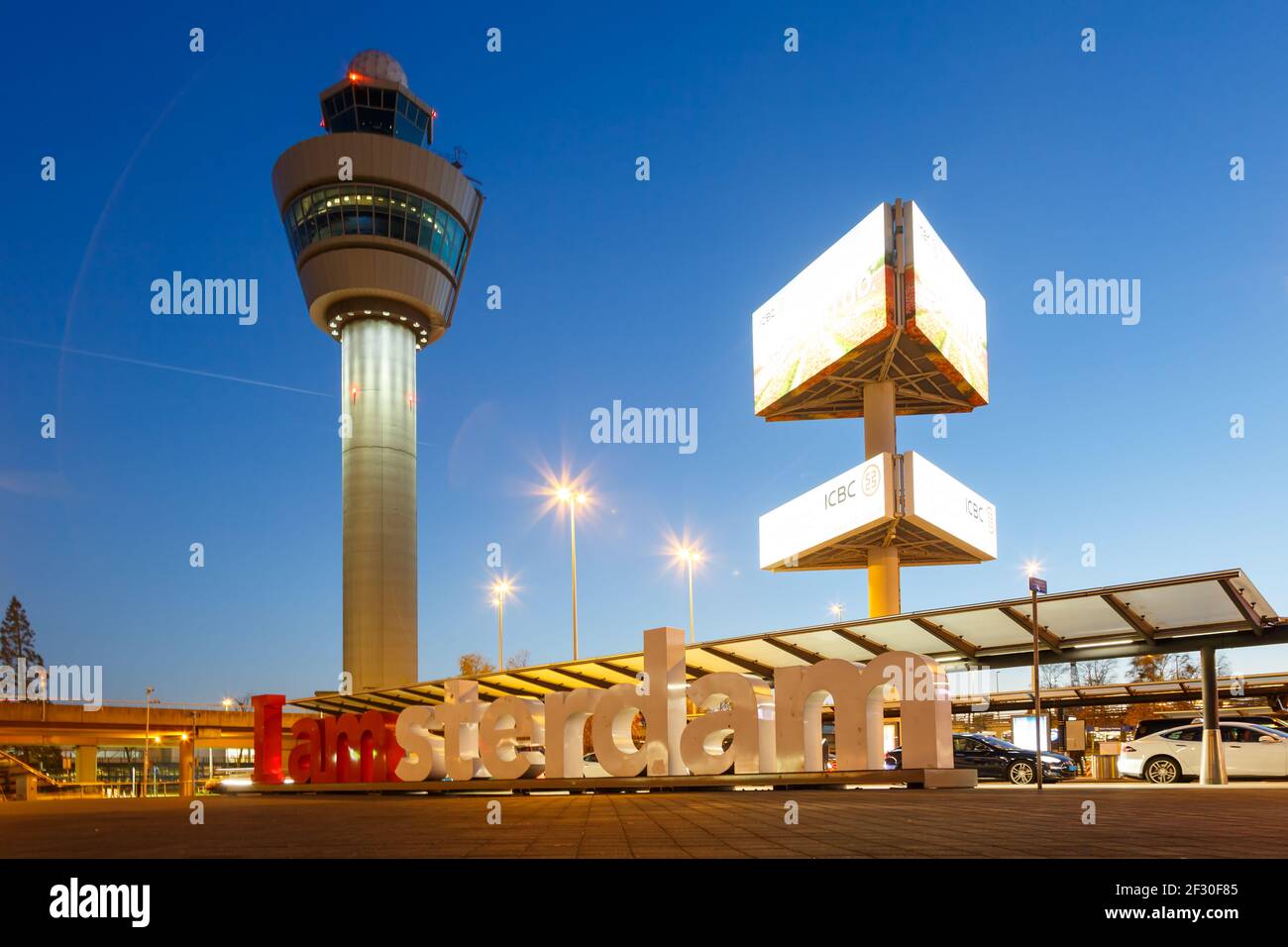 Amsterdam, Niederlande - 22. November 2017: Turm am Flughafen Amsterdam Schiphol (AMS) in den Niederlanden. Stockfoto