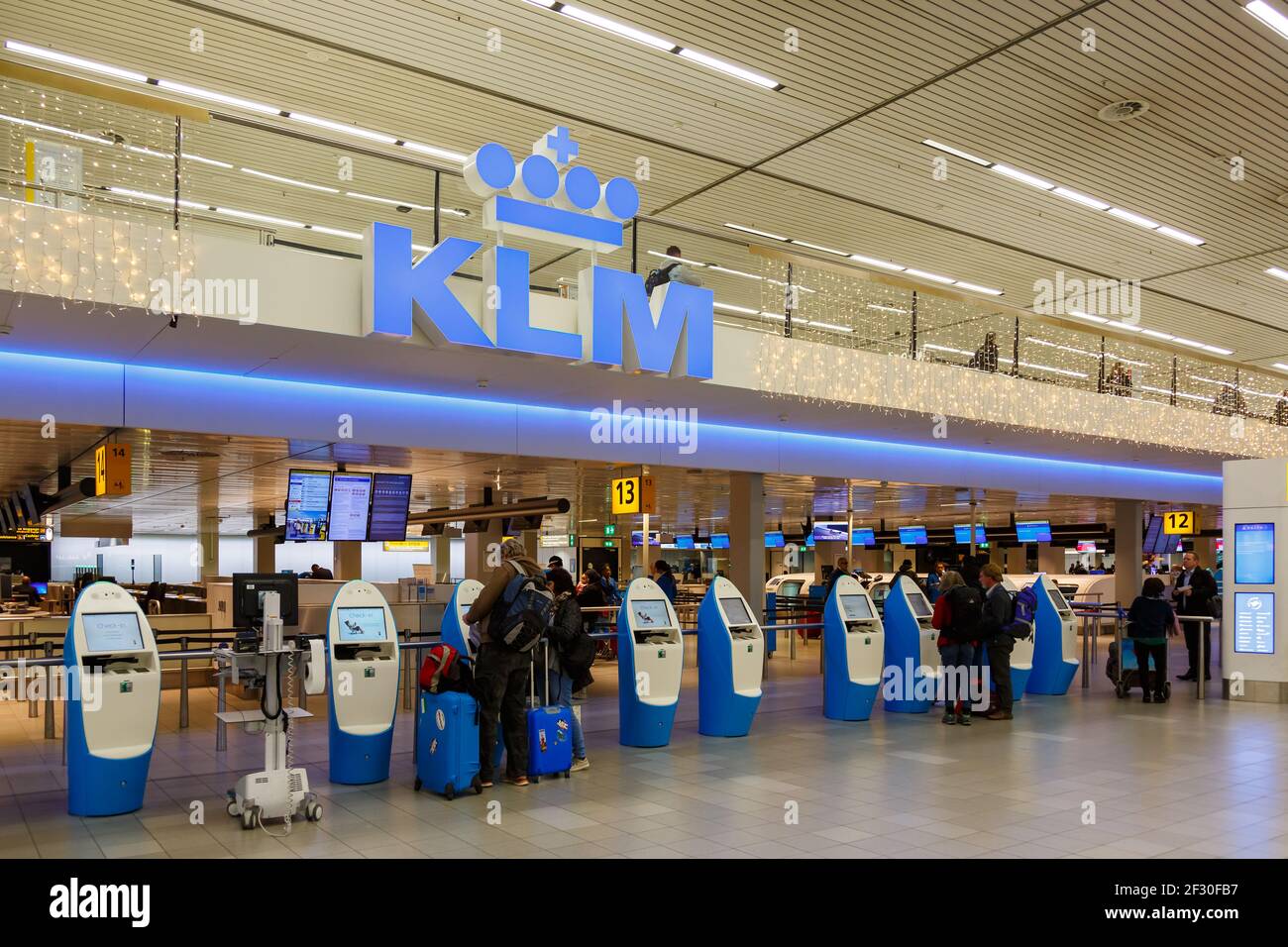 Amsterdam, Niederlande - 22. November 2017: Terminal am Flughafen Amsterdam Schiphol (AMS) in den Niederlanden. Stockfoto