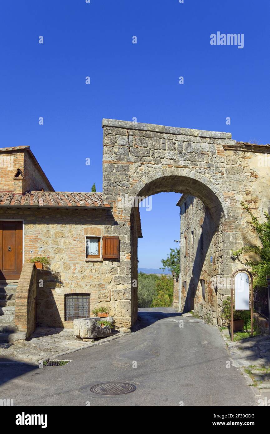 Schönes Stadttor der kleinen Stadt Chiusi, in der Toskana, Italien. Stockfoto