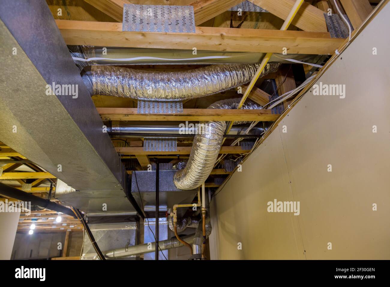 Gerahmte Haus Installation von Klimaanlage und Heizung Kanalarbeit in Decke Stockfoto