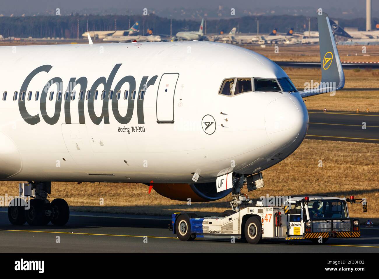Frankfurt, Deutschland - 16. Oktober 2018: Condor Boeing 767 Flugzeug am Frankfurter Flughafen (FRA) in Deutschland. Boeing ist ein amerikanischer Flugzeughersteller Stockfoto