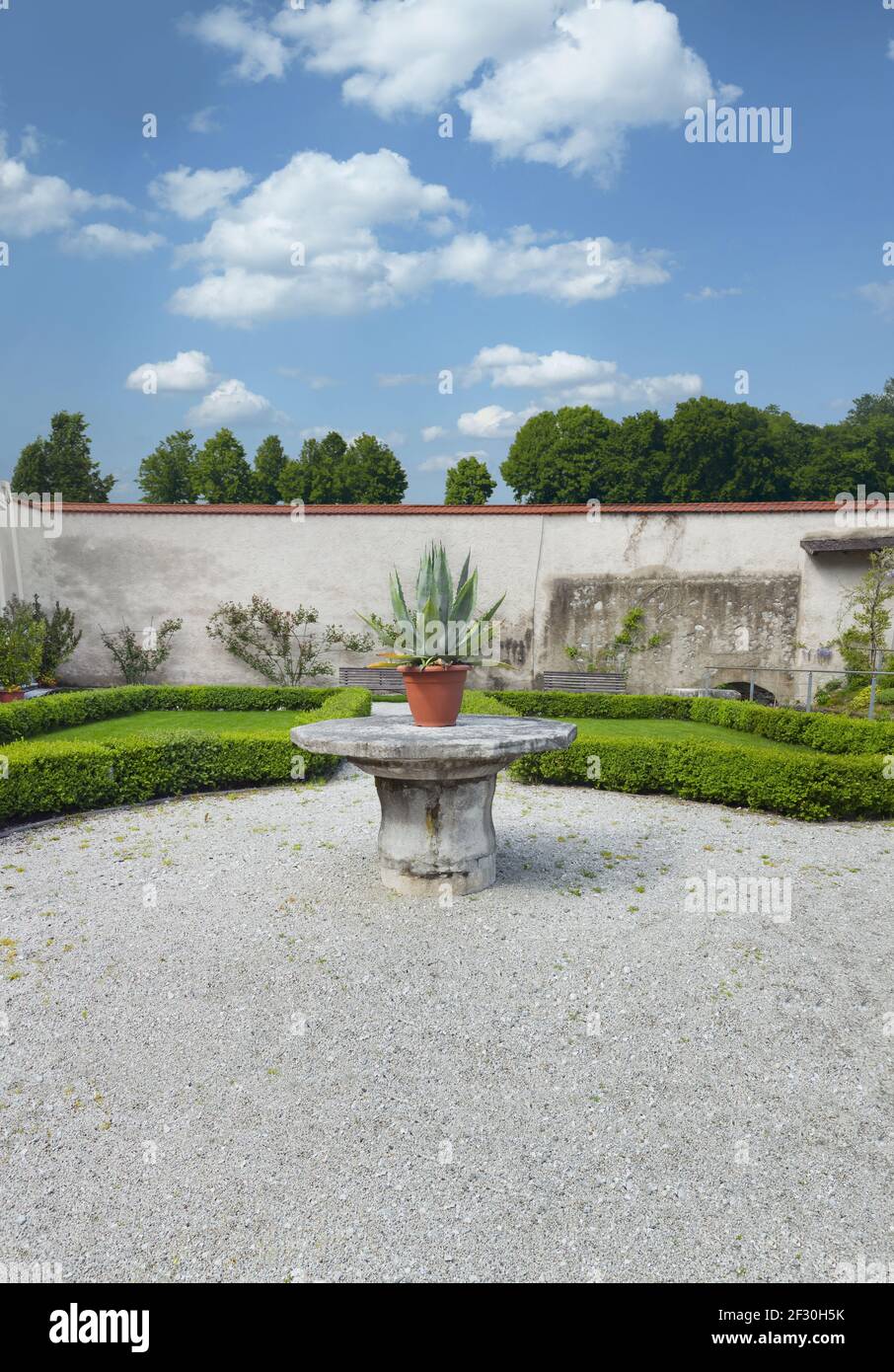 Schöner Park mit Hecke und Klostermauer. Stockfoto