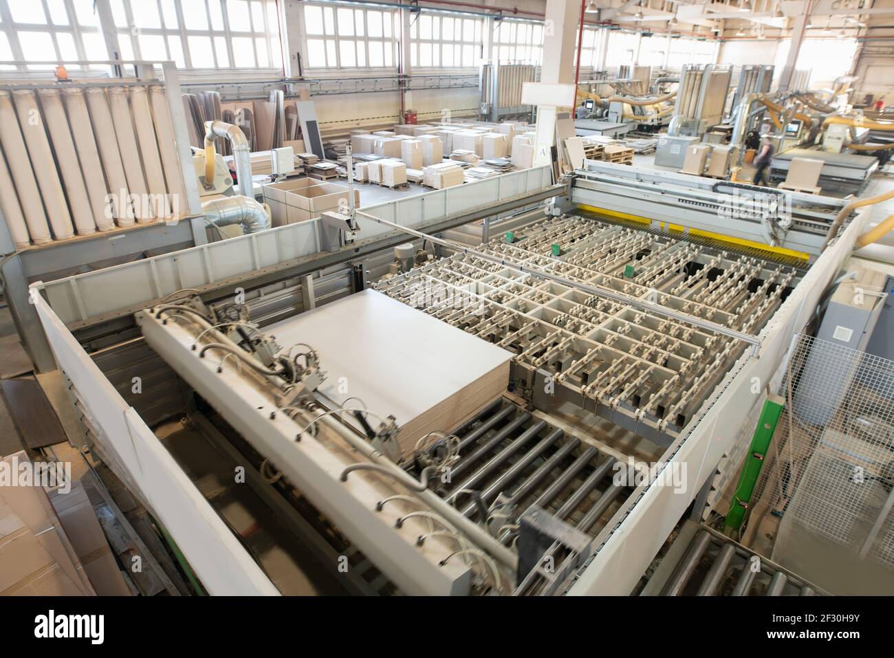 Maschine schneiden Spanplatten Teile in der Werkshalle Stockfoto