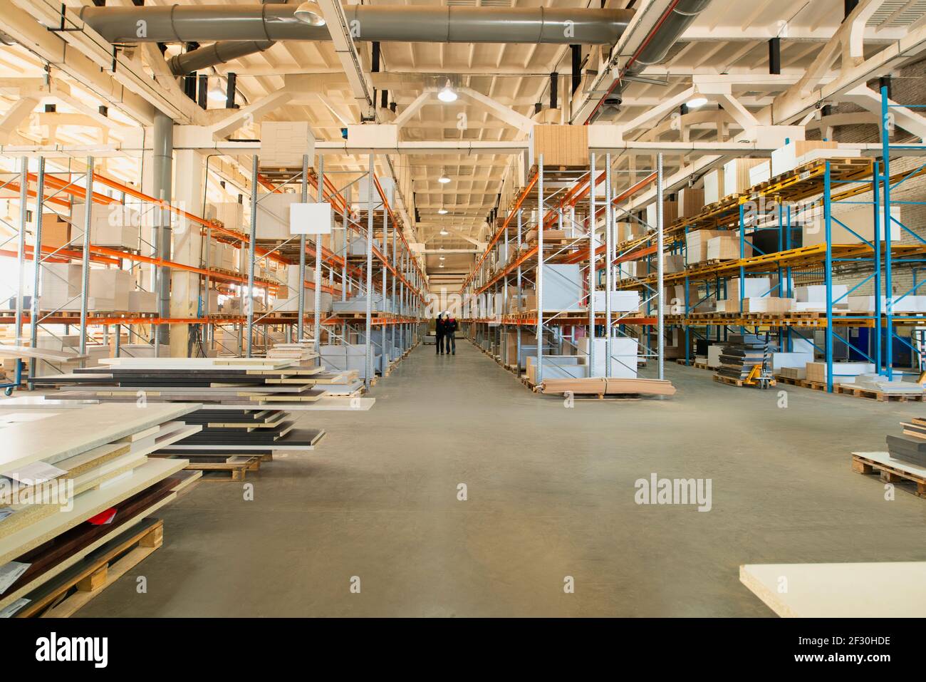 Riesiges Lagerhaus im Inneren der Fabrik Stockfoto