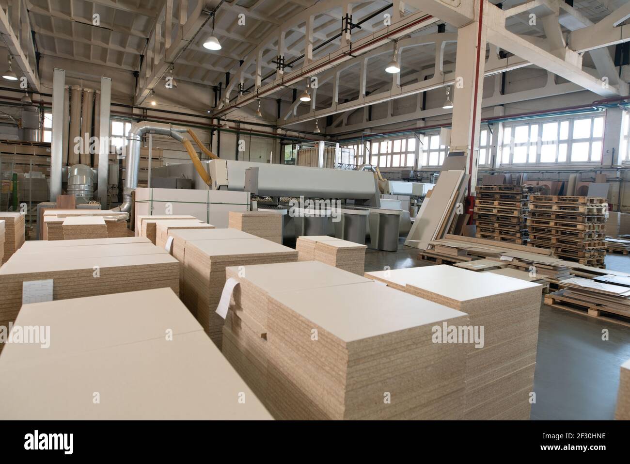 Maschine schneiden Spanplatten Teile in der Werkshalle Stockfoto