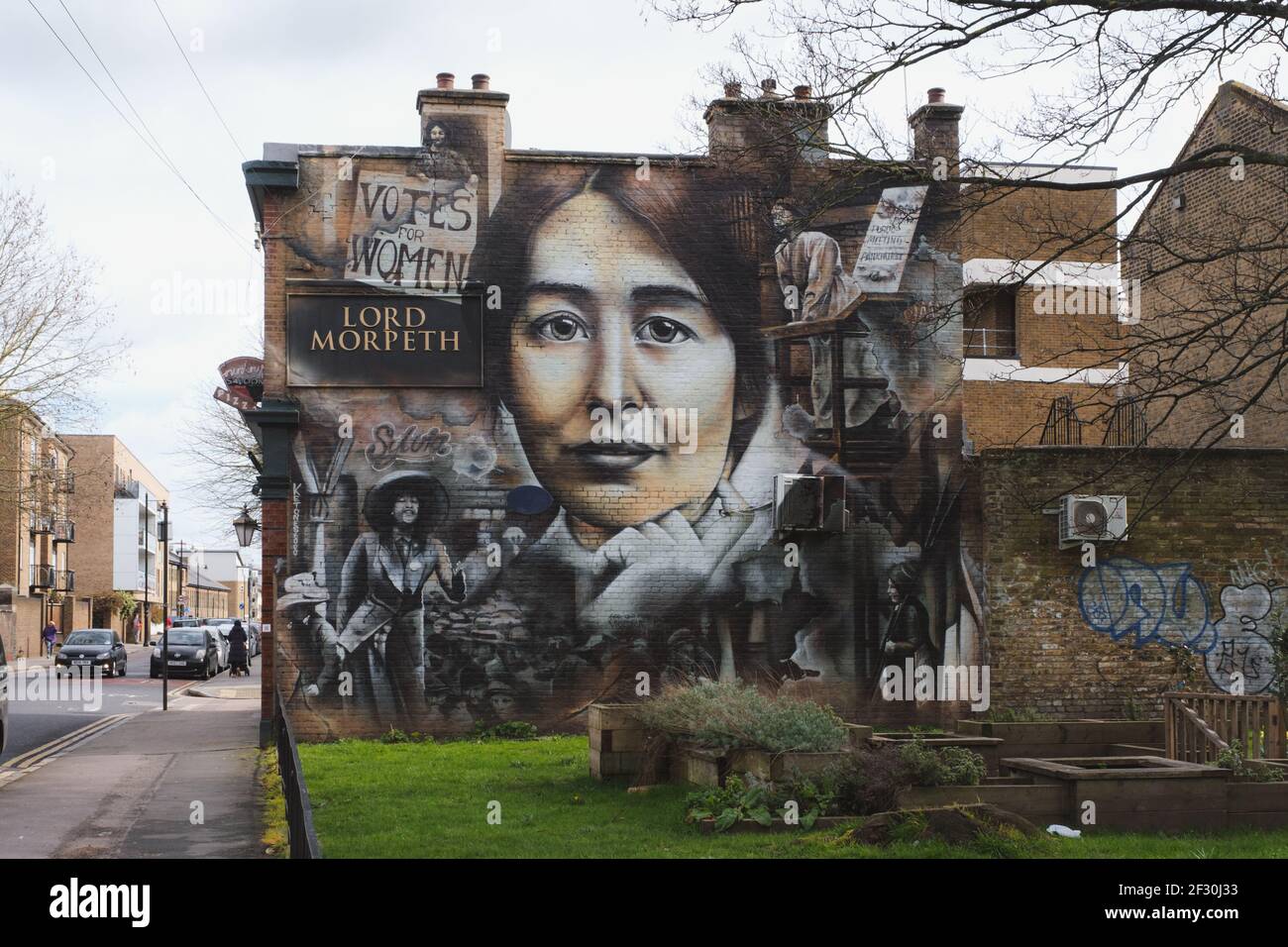 Lord Morpeth Pub public House, Bow, East London mit Stimmen für Frauen Sylvia Pankhurst Wandbild an der Wand Stockfoto