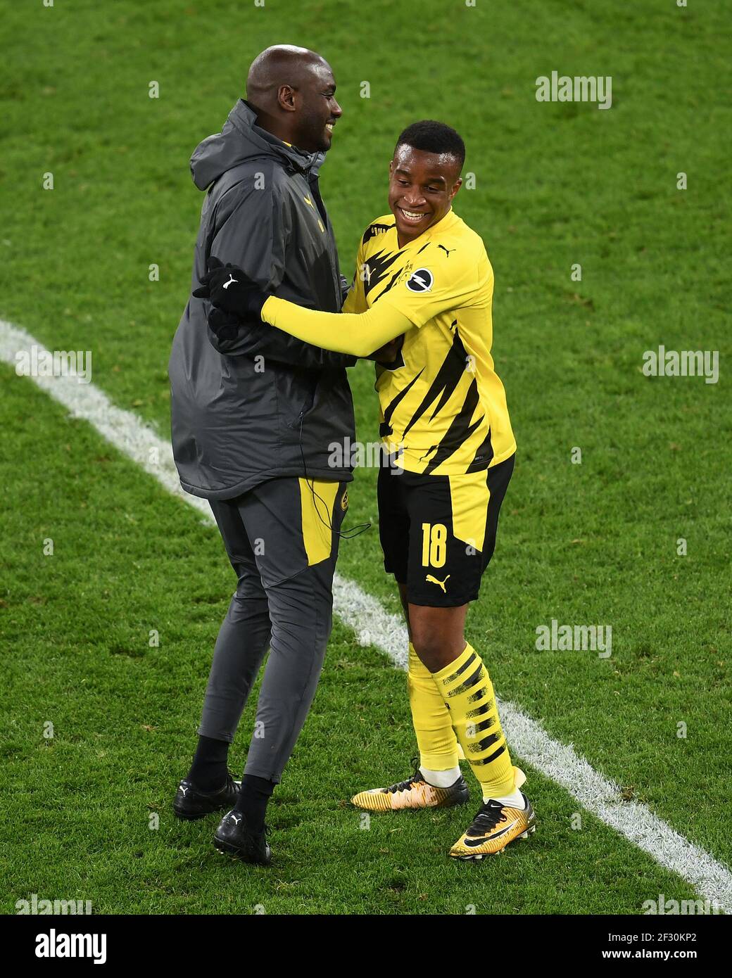 Signal Iduna Arena Dortmund Deutschland 13,3.2021, Fußball: Bundesliga-Spieltag 2020/21 25, Borussia Dortmund (BVB, gelb) gegen Hertha BSC Berlin (BSC, weiß) - Torschütze Youssoufa Moukoko (BVB) und Assistenztrainer Otto Addo. NUR REDAKTIONELL! Edith Geuppert/GES/Pool via Kolvenbach Stockfoto