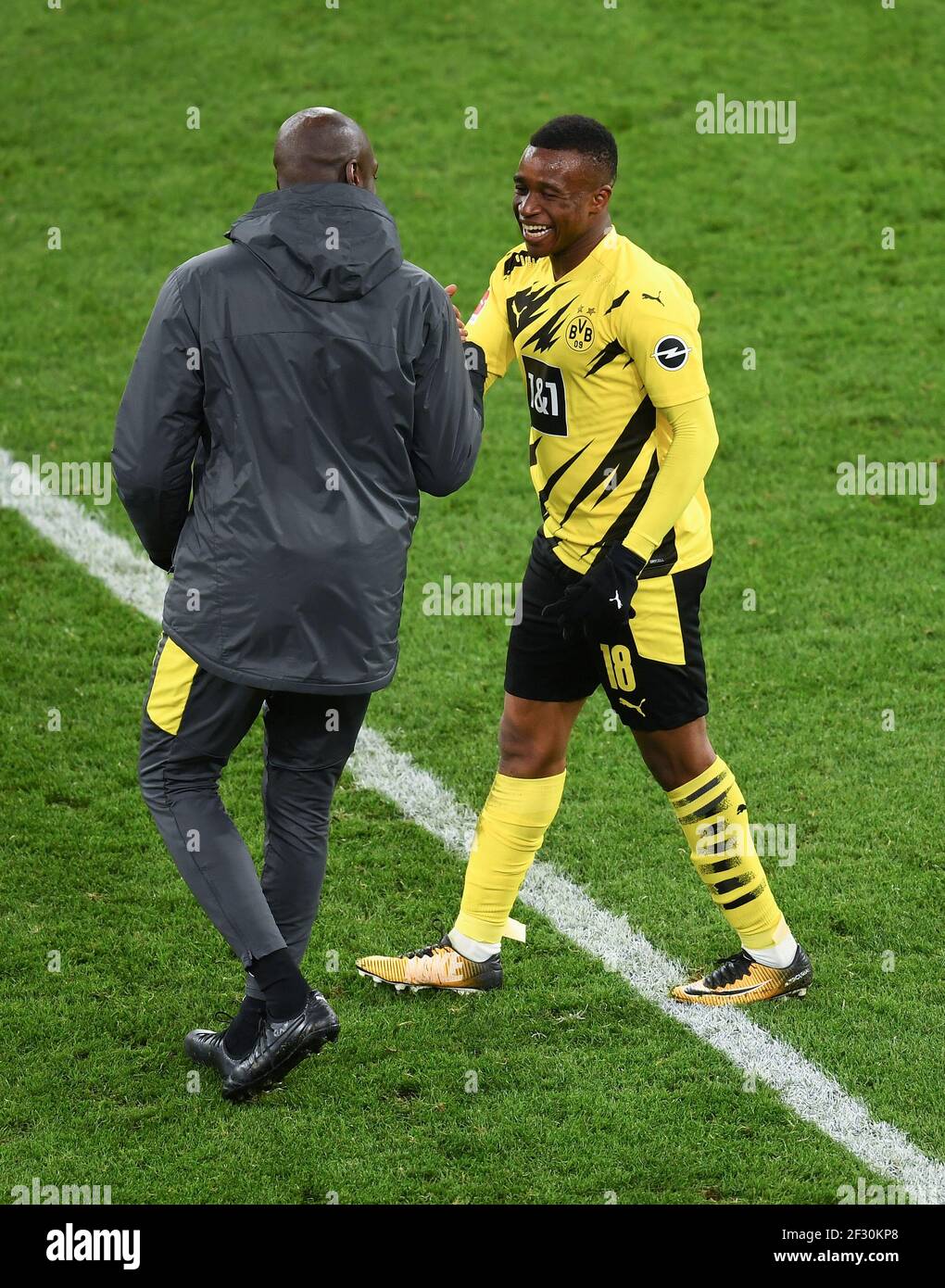 Signal Iduna Arena Dortmund Deutschland 13,3.2021, Fußball: Bundesliga-Spieltag 2020/21 25, Borussia Dortmund (BVB, gelb) gegen Hertha BSC Berlin (BSC, weiß) - Torschütze Youssoufa Moukoko (BVB) und Assistenztrainer Otto Addo. NUR REDAKTIONELL! Edith Geuppert/GES/Pool via Kolvenbach Stockfoto