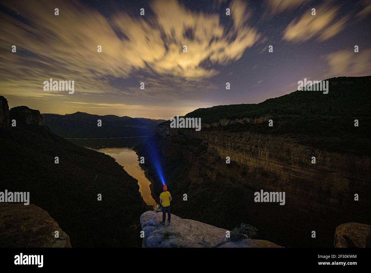 Nachtansicht des Stausees Sau von der Morro de l'Abella Klippe, in Tavertet (Collsacabra, Katalonien, Spanien) Stockfoto
