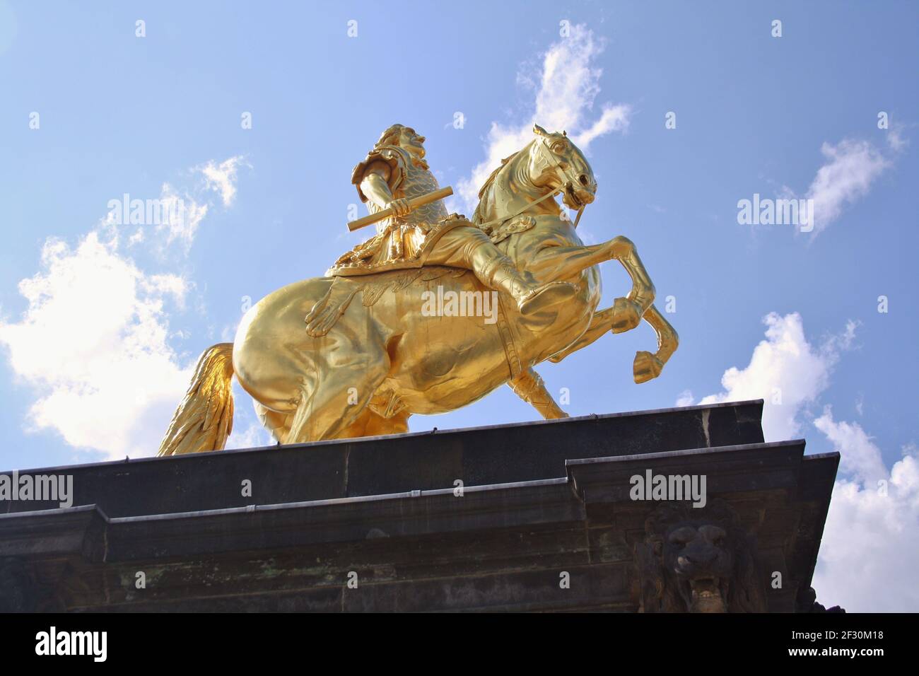 Dresden, Sachsen/Deutschland - August 8 2019: Berühmte große vergoldete Statue von August dem Starken genannt der Goldene Reiter Stockfoto