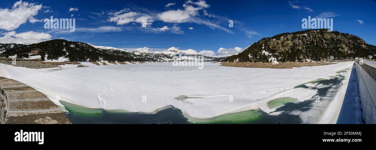 Blick vom Lac des Bouillouses (Stausee - See), mit Pic Peric im Hintergrund (Cerdanya, Pyrénés Orientales, Ockitanie, Frankreich) Stockfoto