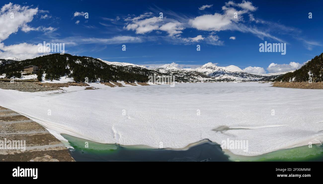 Blick vom Lac des Bouillouses (Stausee - See), mit Pic Peric im Hintergrund (Cerdanya, Pyrénés Orientales, Ockitanie, Frankreich) Stockfoto