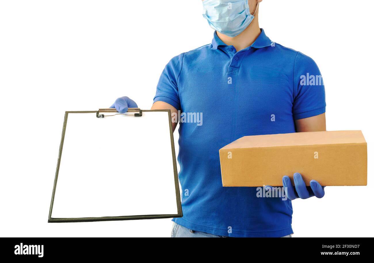 Lieferung Mann in blauem T-Shirt Uniform sterile Gesichtsmaske Handschuhe mit Pappkartons zeigen Kopie Raum Tablette in der Hand isoliert auf weißem Hintergrund. Mann Stockfoto