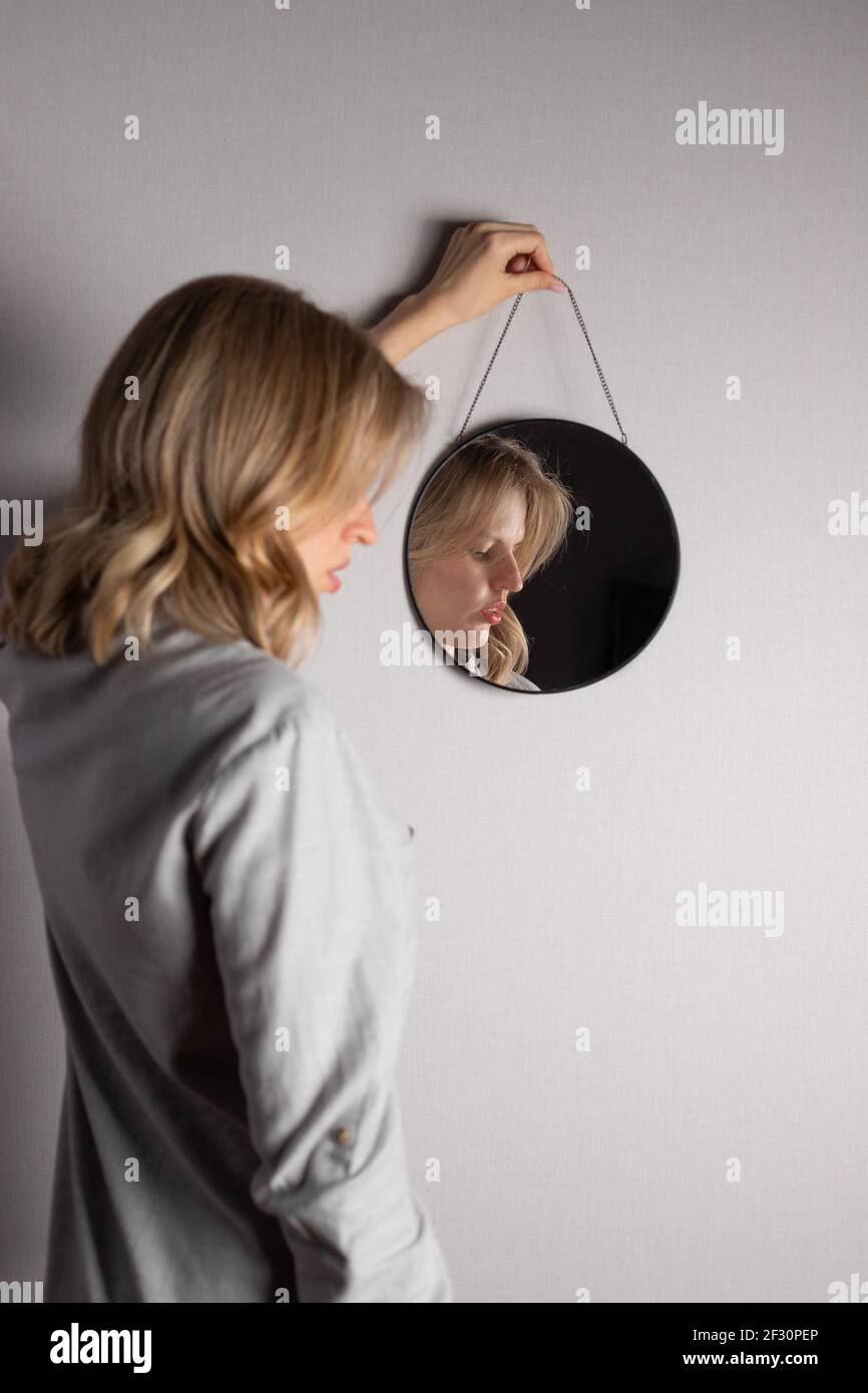 Selbstreflexion Porträt der Frau im Spiegel Stockfoto
