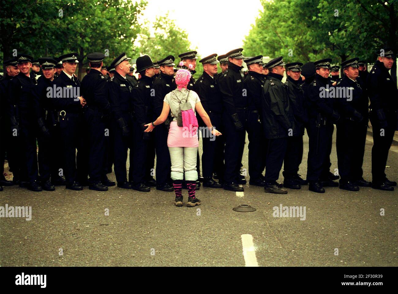 Demonstranten und Polizei auf der Waffenmesse im Excell Exhibition Centre 11/9/2001 Stockfoto