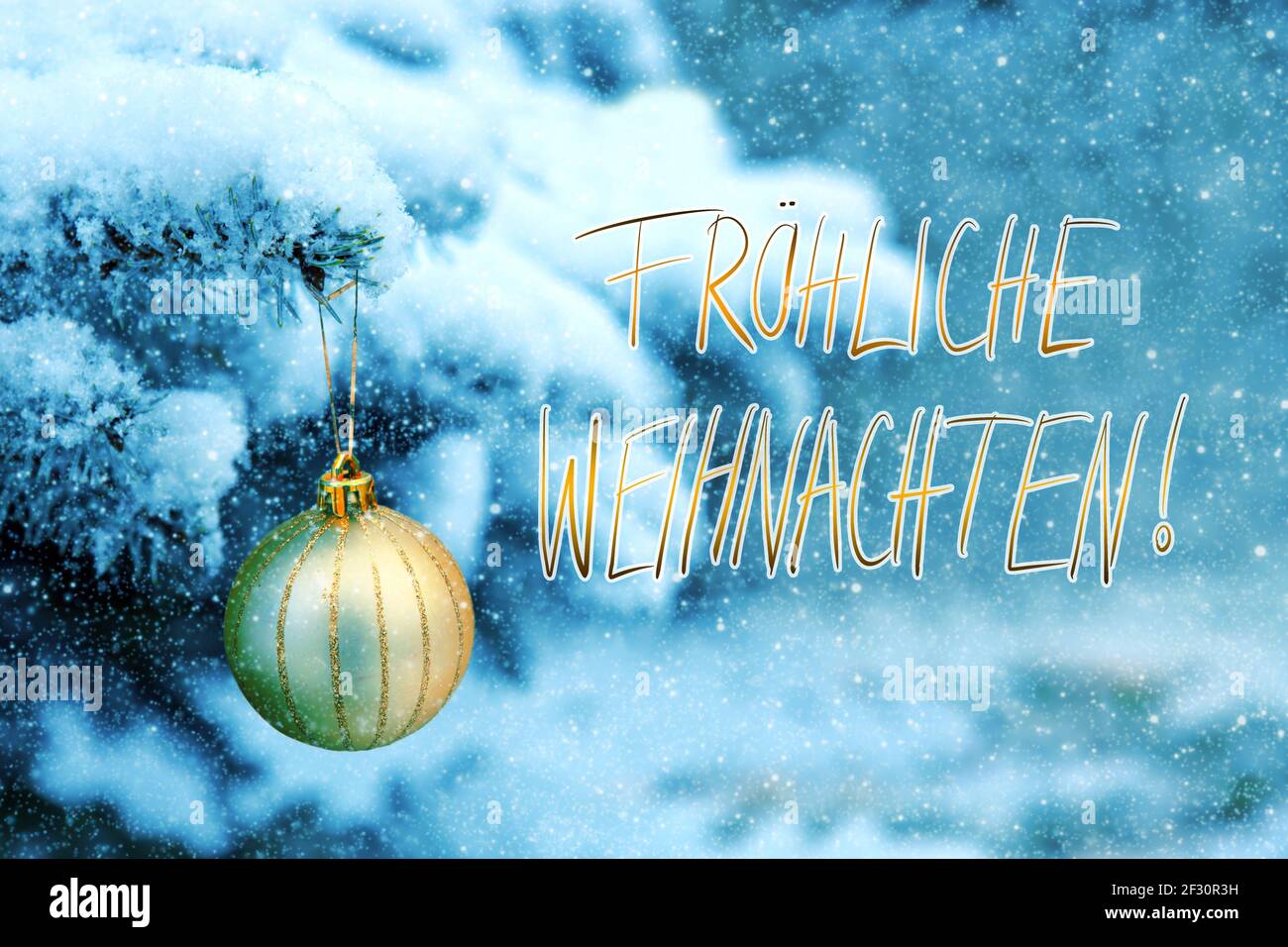 Weihnachtskugel hängt an einem Tannenbaum Zweig. Hintergrund Weihnachten. Stockfoto