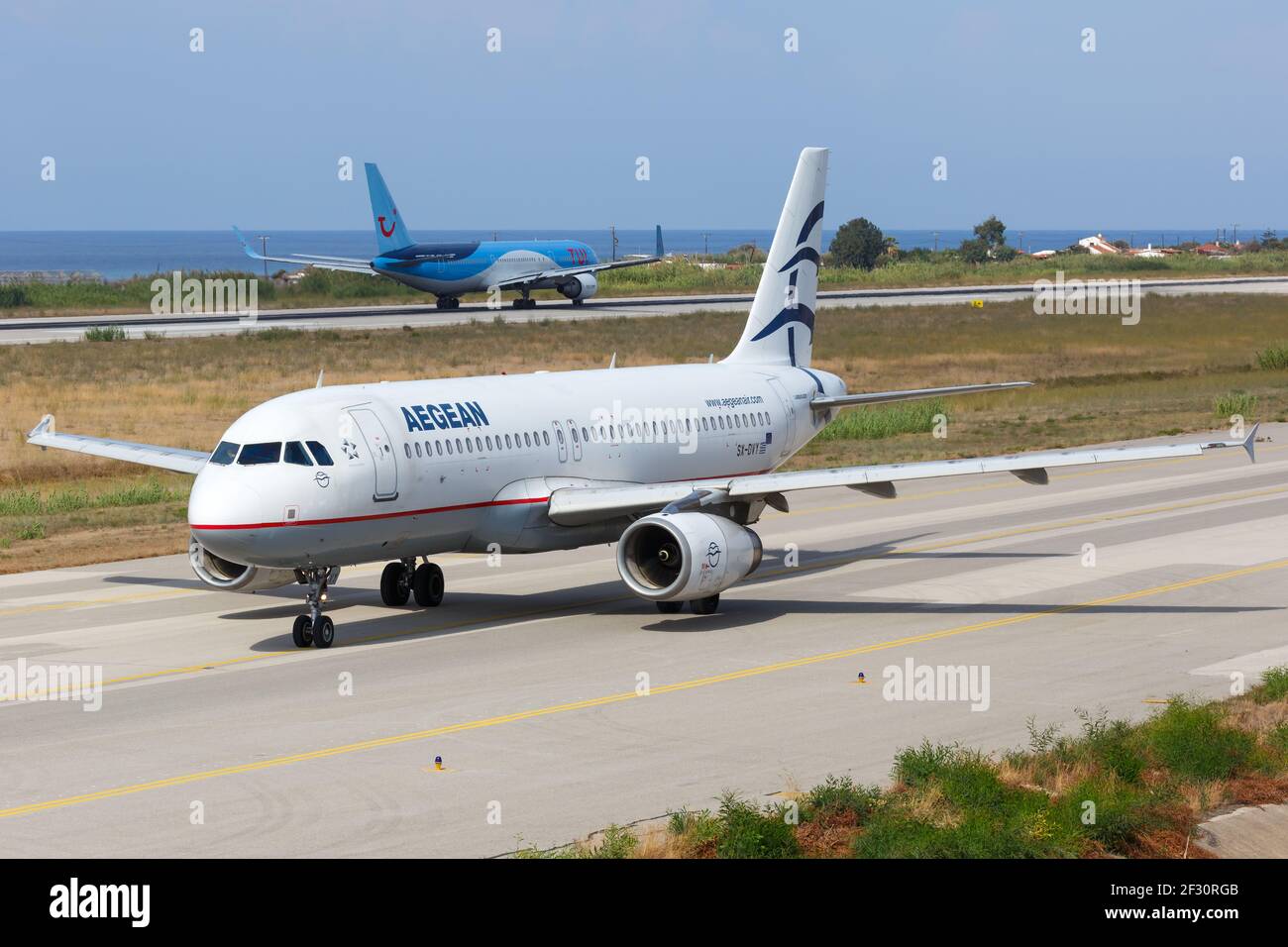 Rhodos, Griechenland - 12. September 2018: Ein Flugzeug der Aegean Airlines Airbus A320 am Flughafen Rhodos (RHO) in Griechenland. Stockfoto