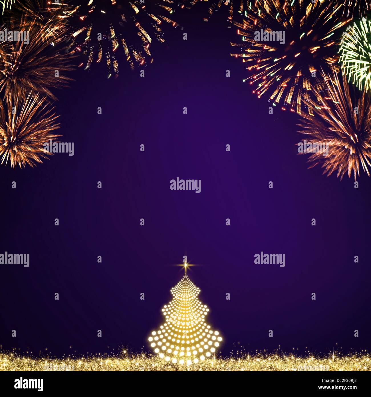 Abstrakt gefärbtes Feuerwerk und goldener Weihnachtsbaum. Hintergrund zum neuen Jahr. Stockfoto