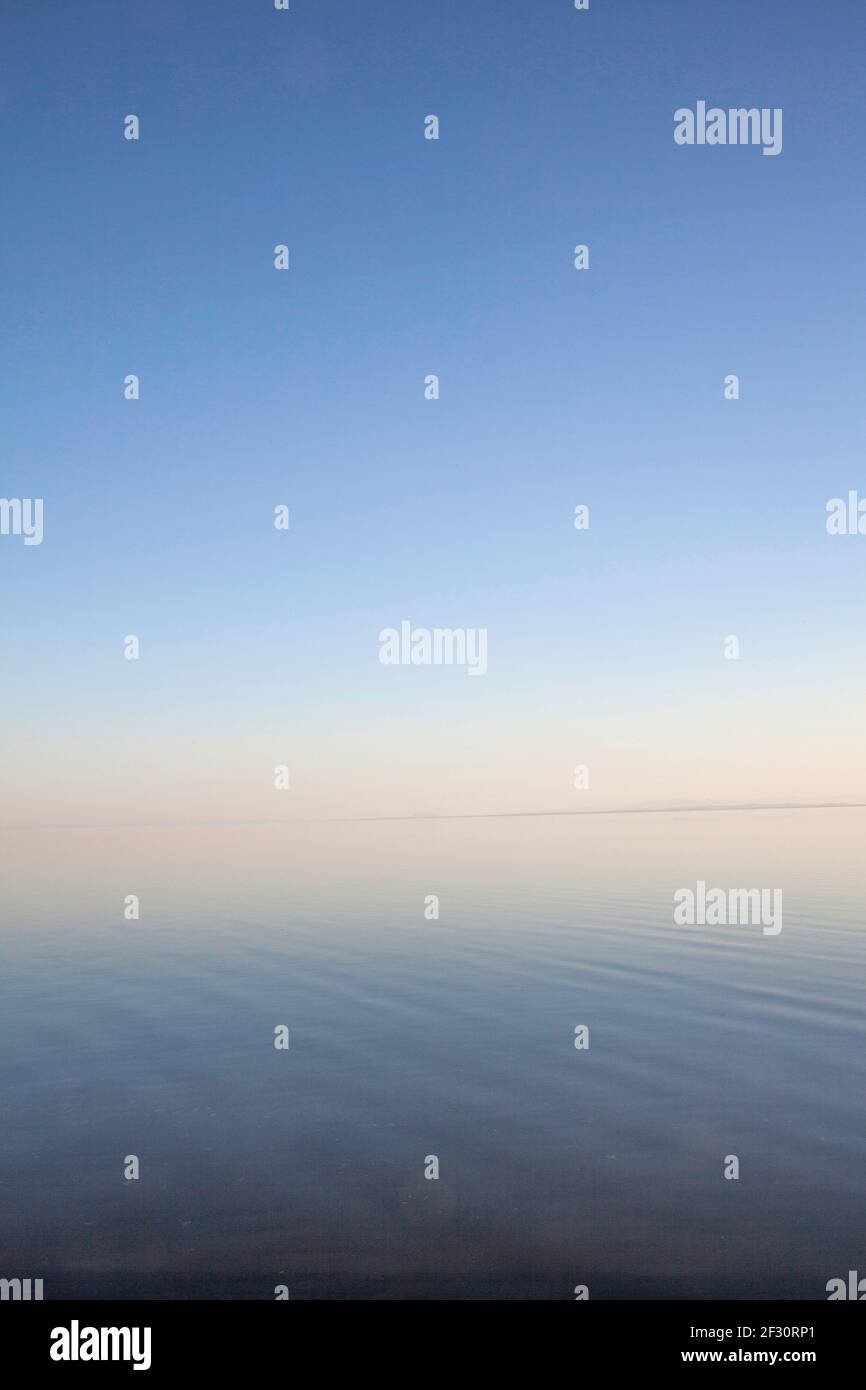 Minimalistischer Himmel und Meereslandschaft Stockfoto