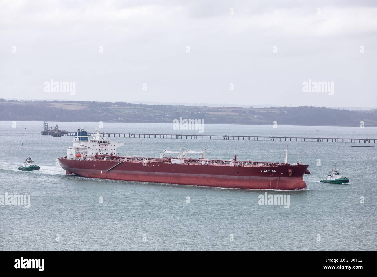 Whitegate, Cork, Irland. März 2021, 14th. Der Öltanker Stemnitsa wurde von den Schleppern Alex und DSG Titan aus dem Hafen begleitet, nachdem sie ihre Rohölfracht in der Ölraffinerie in Whitegate, Co. Cork, Irland, abgeladen hatten. - Credit; David Creedon / Alamy Live News Stockfoto