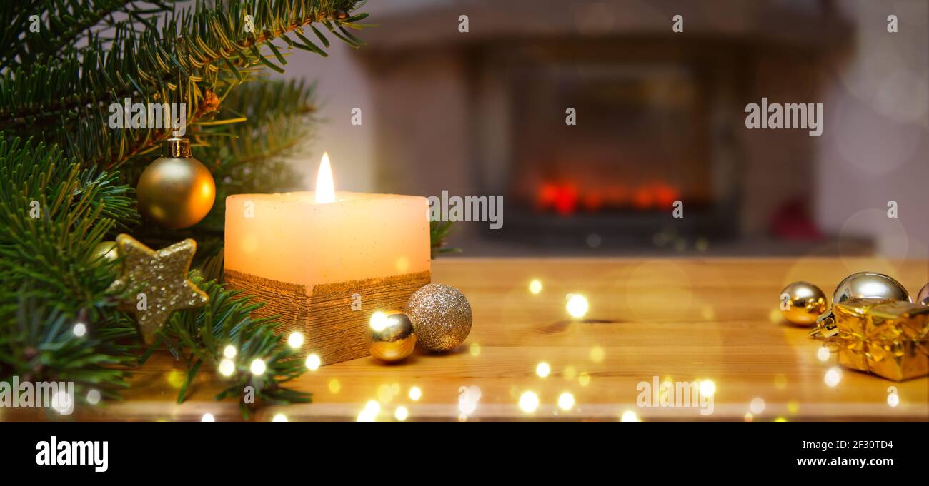 Weihnachtsbaum und brennender kamin -Fotos und -Bildmaterial in hoher  Auflösung – Alamy