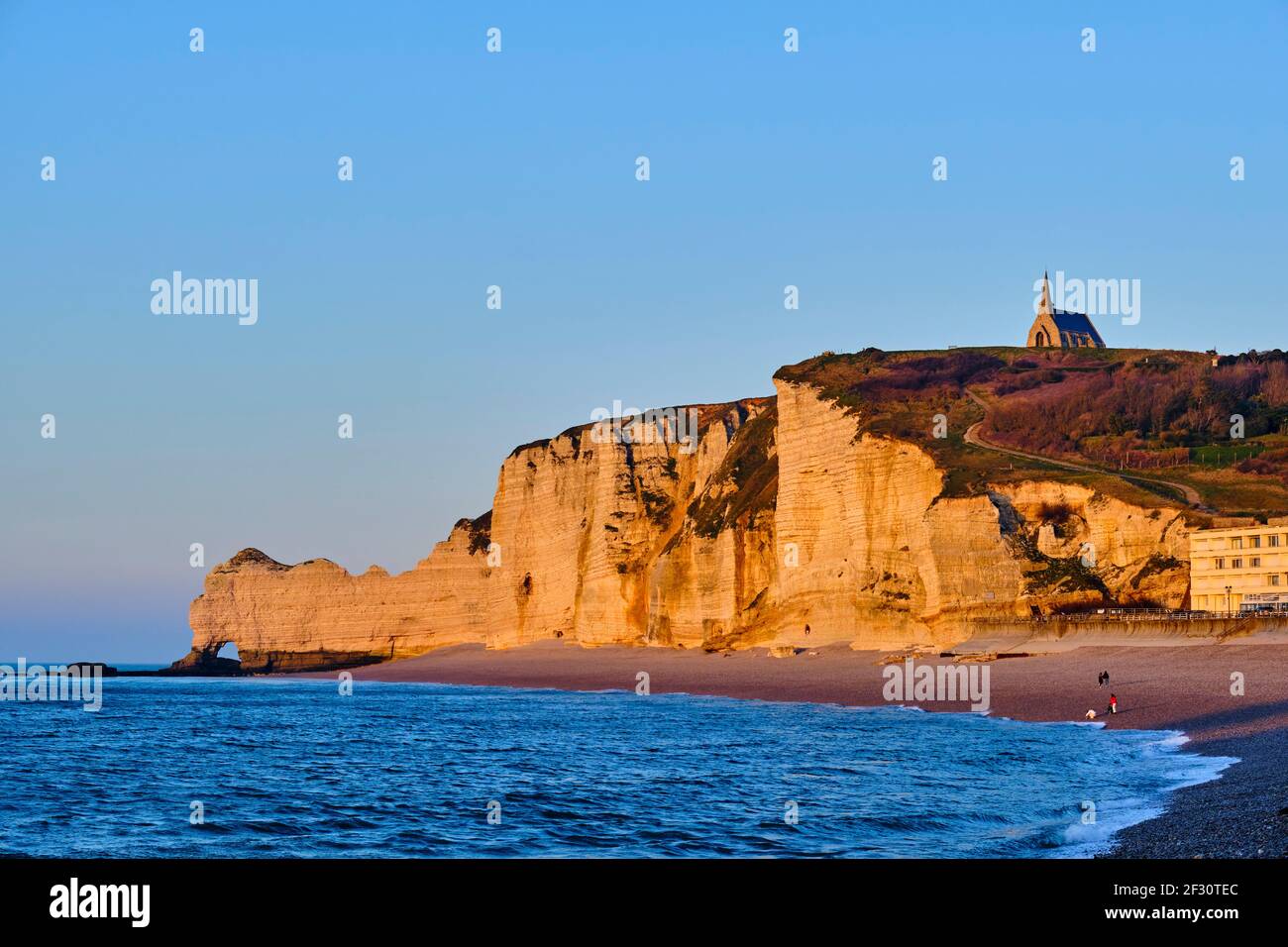 Frankreich, seine-Maritime (76), Pays de Caux, Côte d'Albâtre, Etretat, Der Strand und die Klippe von Amont Stockfoto