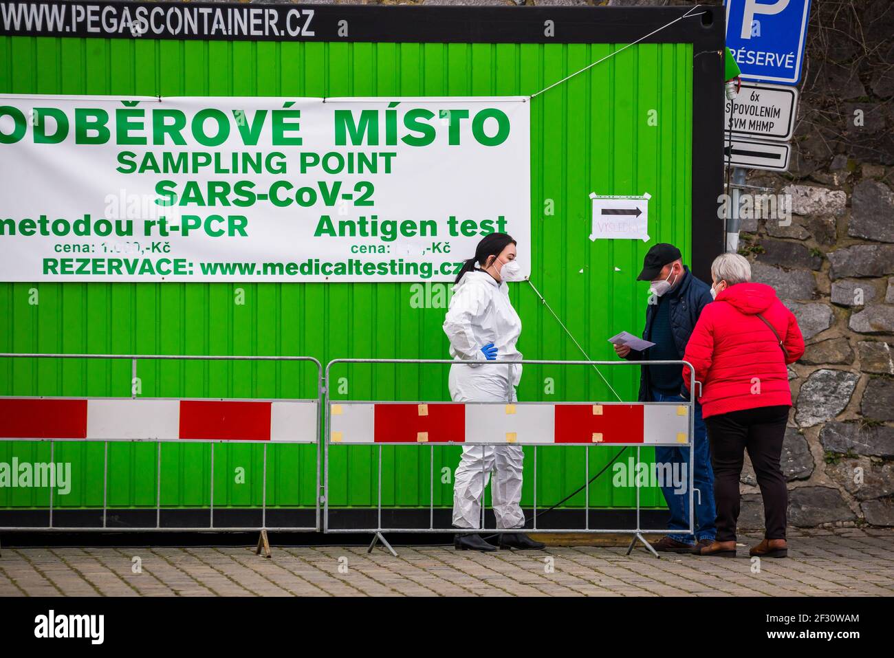 Prag, Tschechische republik - 12. März 2021. Probentnahmestelle im Container am Moldauufer mit wartenden Leuten für Proben Stockfoto