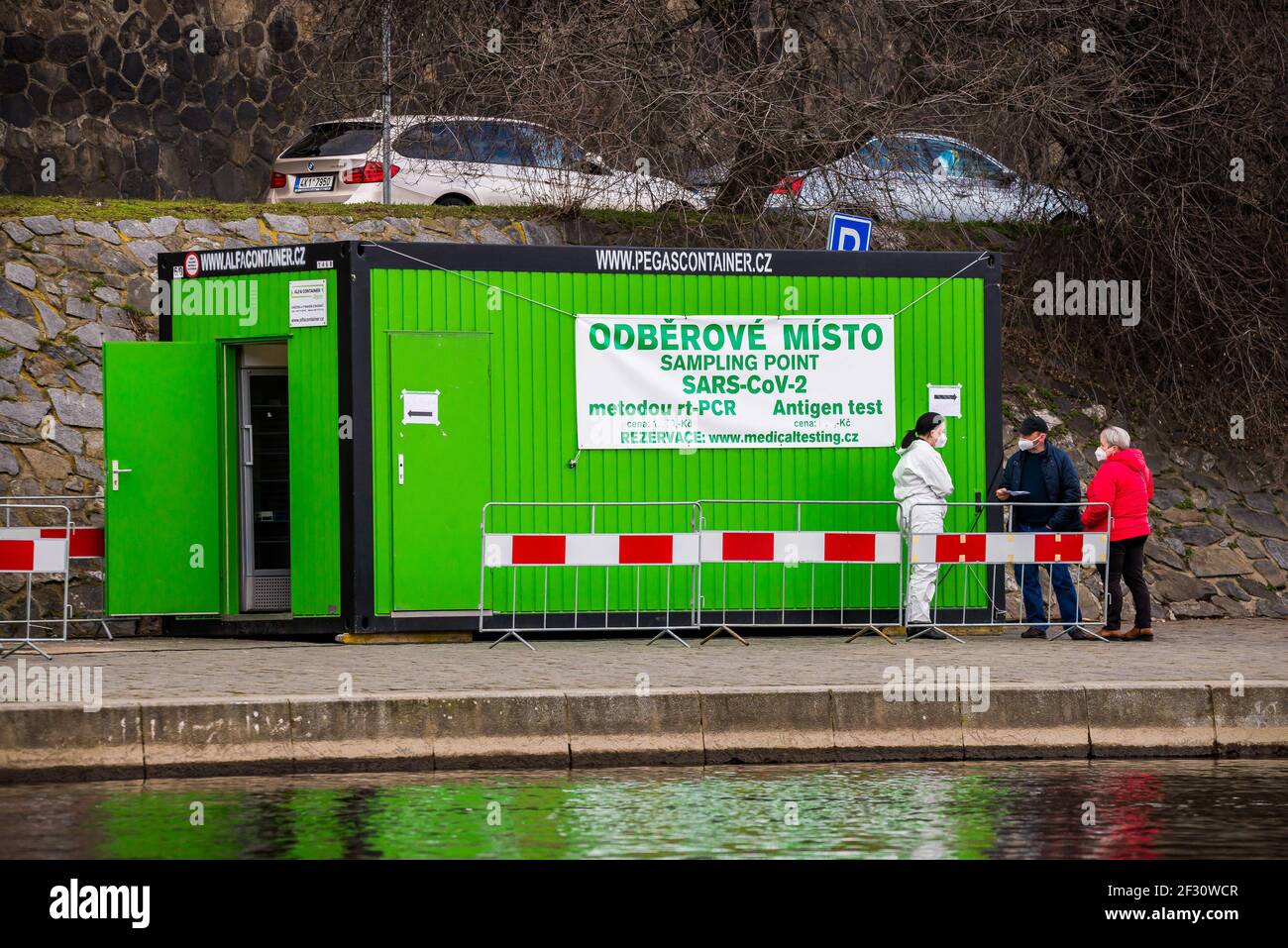 Prag, Tschechische republik - 12. März 2021. Probentnahmestelle im Container am Moldauufer mit wartenden Leuten für Proben Stockfoto