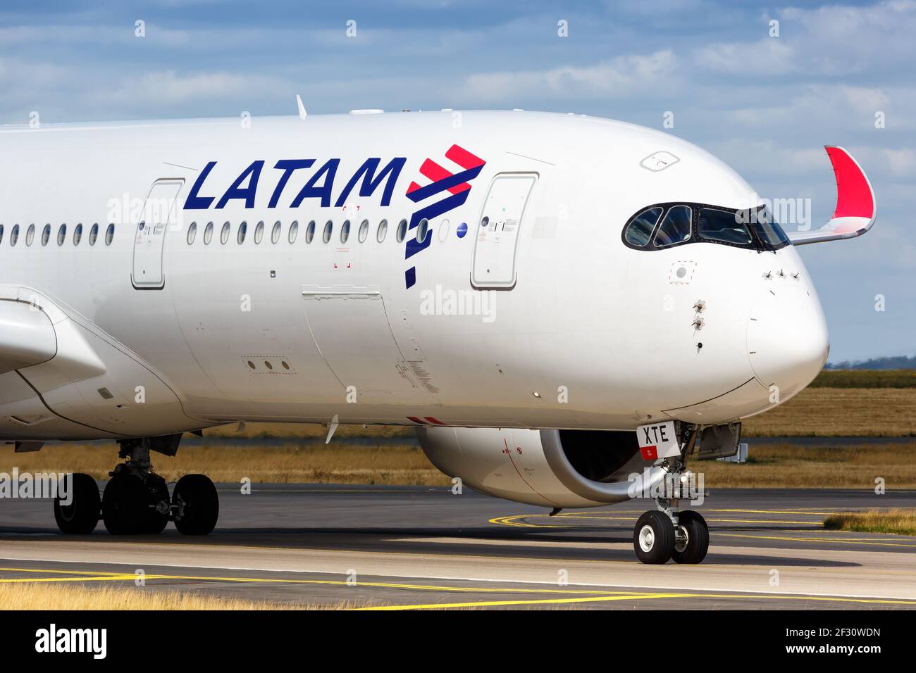 Paris, Frankreich - 17. August 2018: Flugzeug LATAM Airbus A350 am Flughafen Paris Charles de Gaulle in Frankreich. Stockfoto