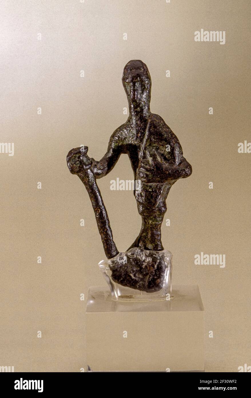 Itsly Sardinien Nuoro -Speleologisches Museum - Orante in Bronze in Vollständige Figur aus Su Tempiesu heiligen Brunnen (Orune) X-VII Jahrhundert V. CHR. Stockfoto