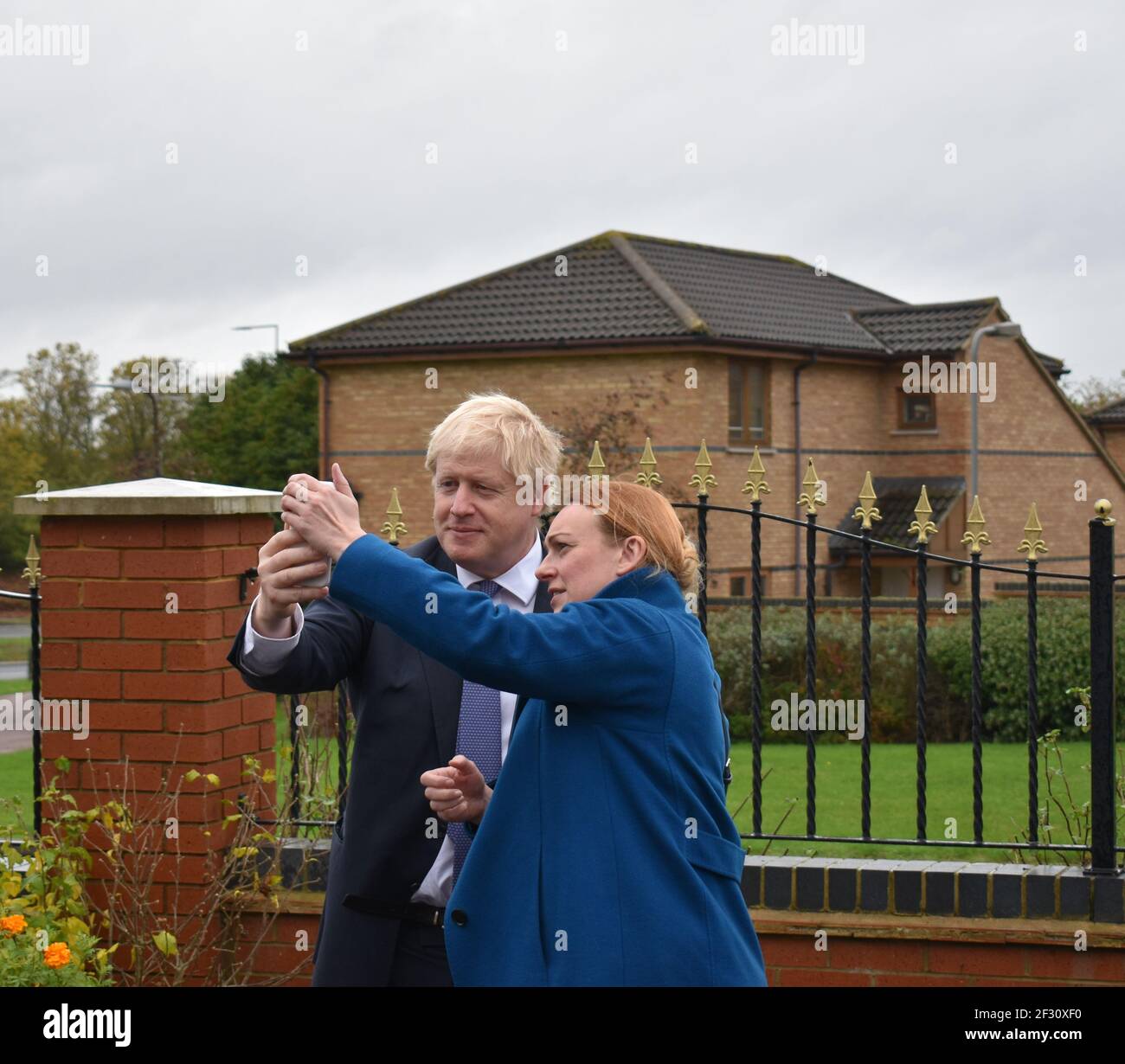 Shelley Williams-Walker und Boris Johnson in Milton Keynes im Oktober 2019, als er Premier war und sie die Leiterin der Operationen war. Mr. Johnson hält sein Handy in der Hand. Stockfoto