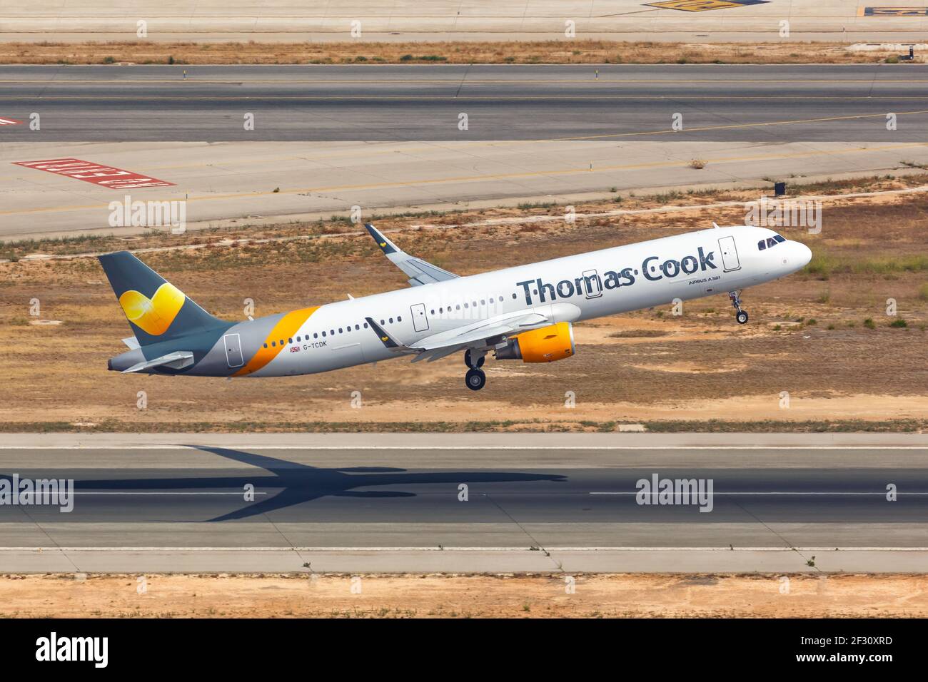 Palma de Mallorca, Spanien - 21. Juli 2018: Luftaufnahme eines Thomas Cook Airbus A321 Flugzeugs am Flughafen Palma de Mallorca in Spanien. Stockfoto