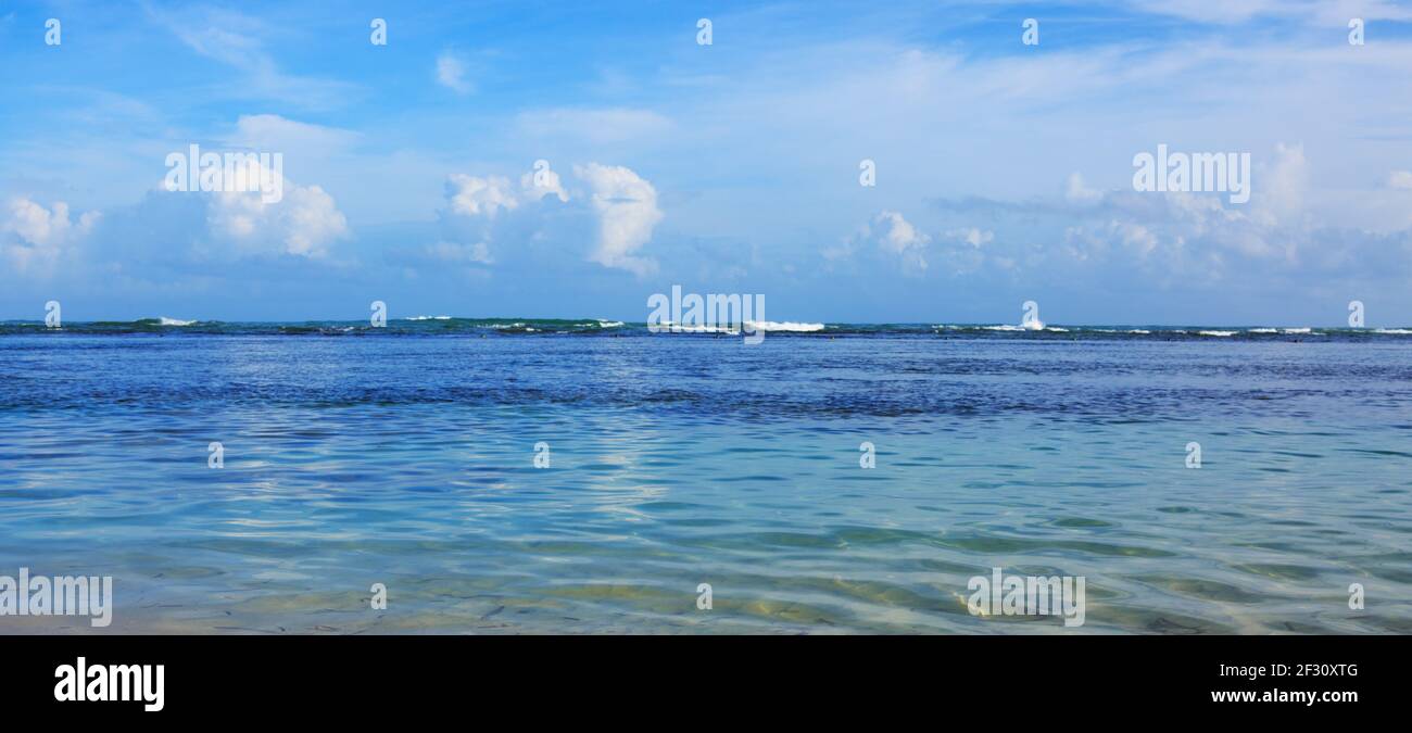 Karibisches Meer und blauer Himmel Hintergrund. Reisehintergrund. Stockfoto