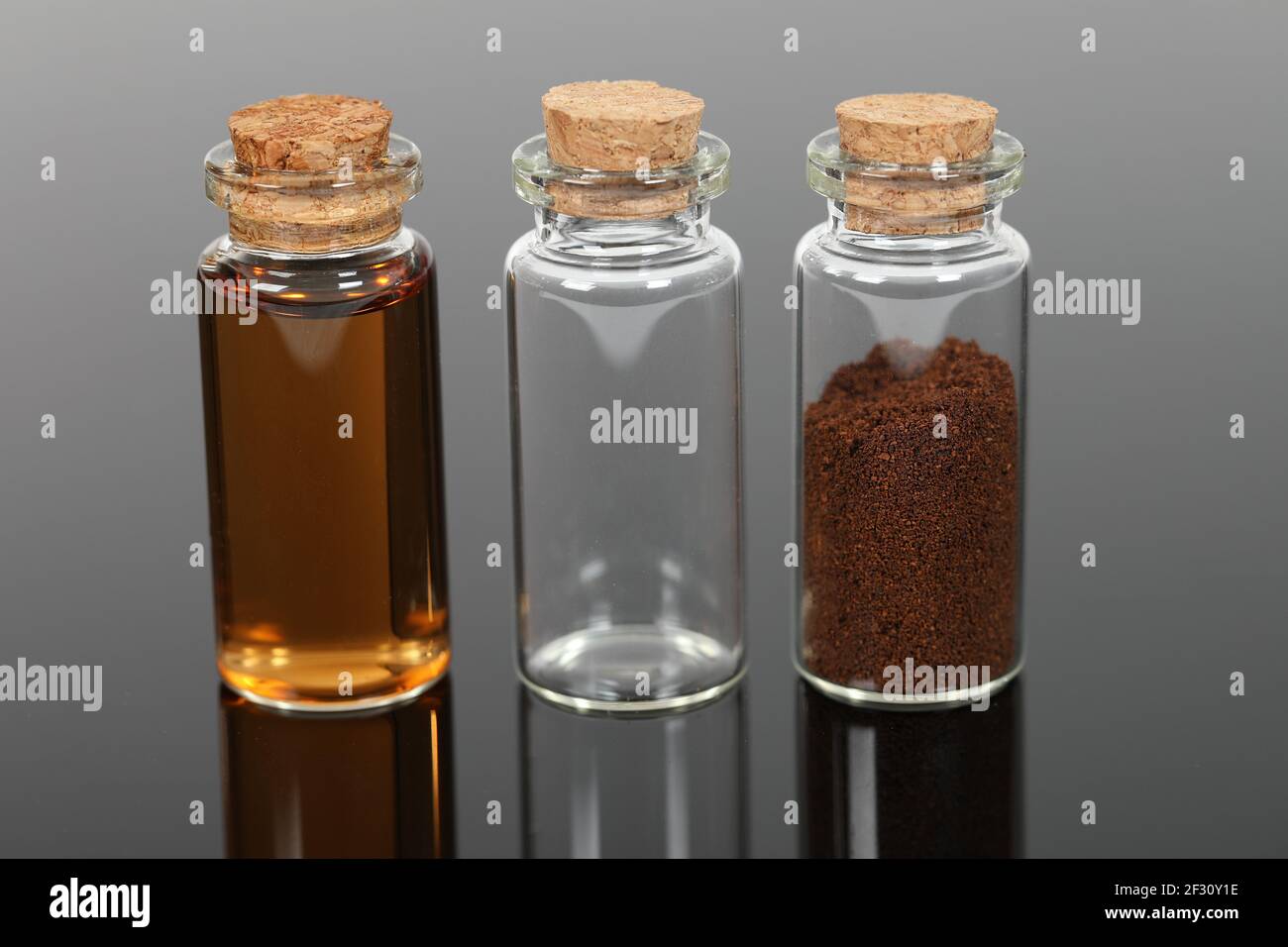 Anzahl der kleinen Glasflaschen mit Pulvern und Flüssigkeiten. Stockfoto