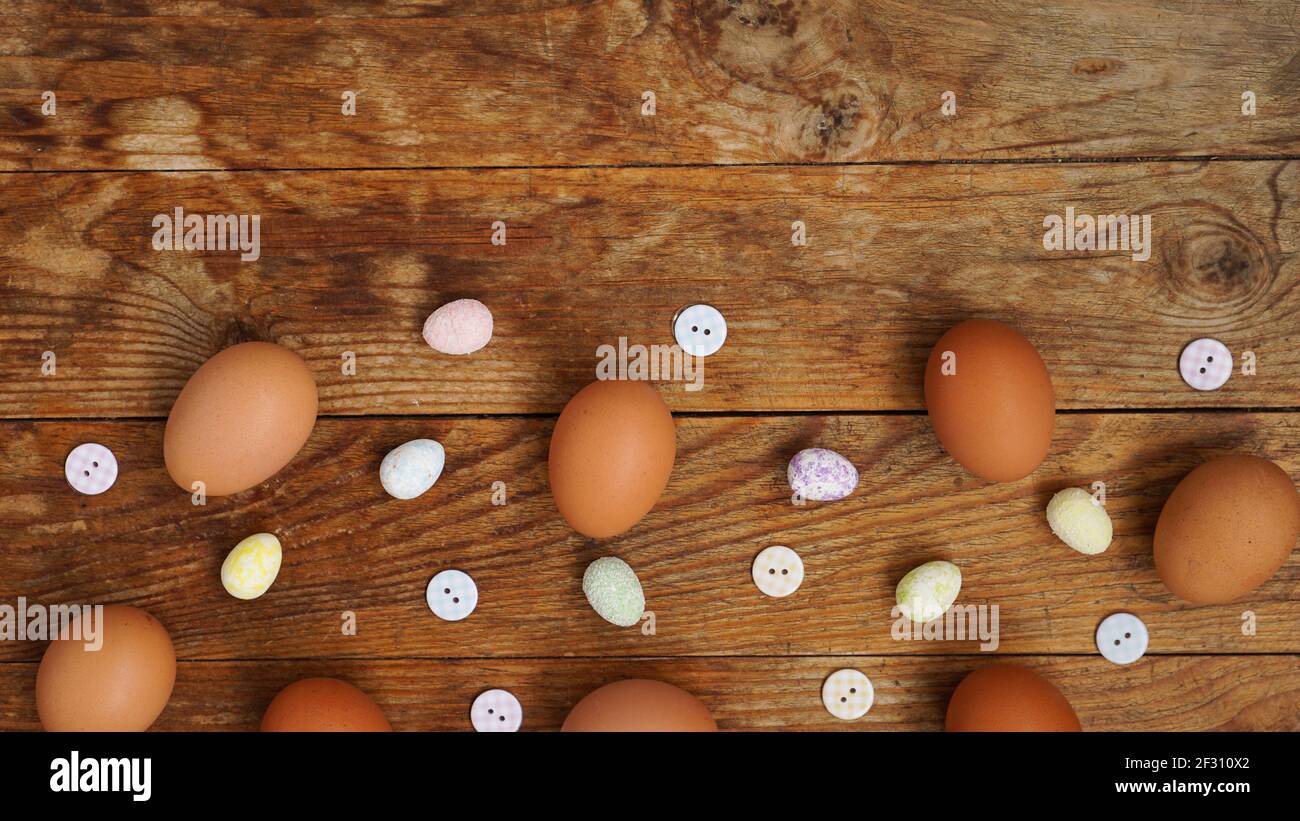 Eier auf einem rustikalen Holzhintergrund mit Platz für Text. Stockfoto