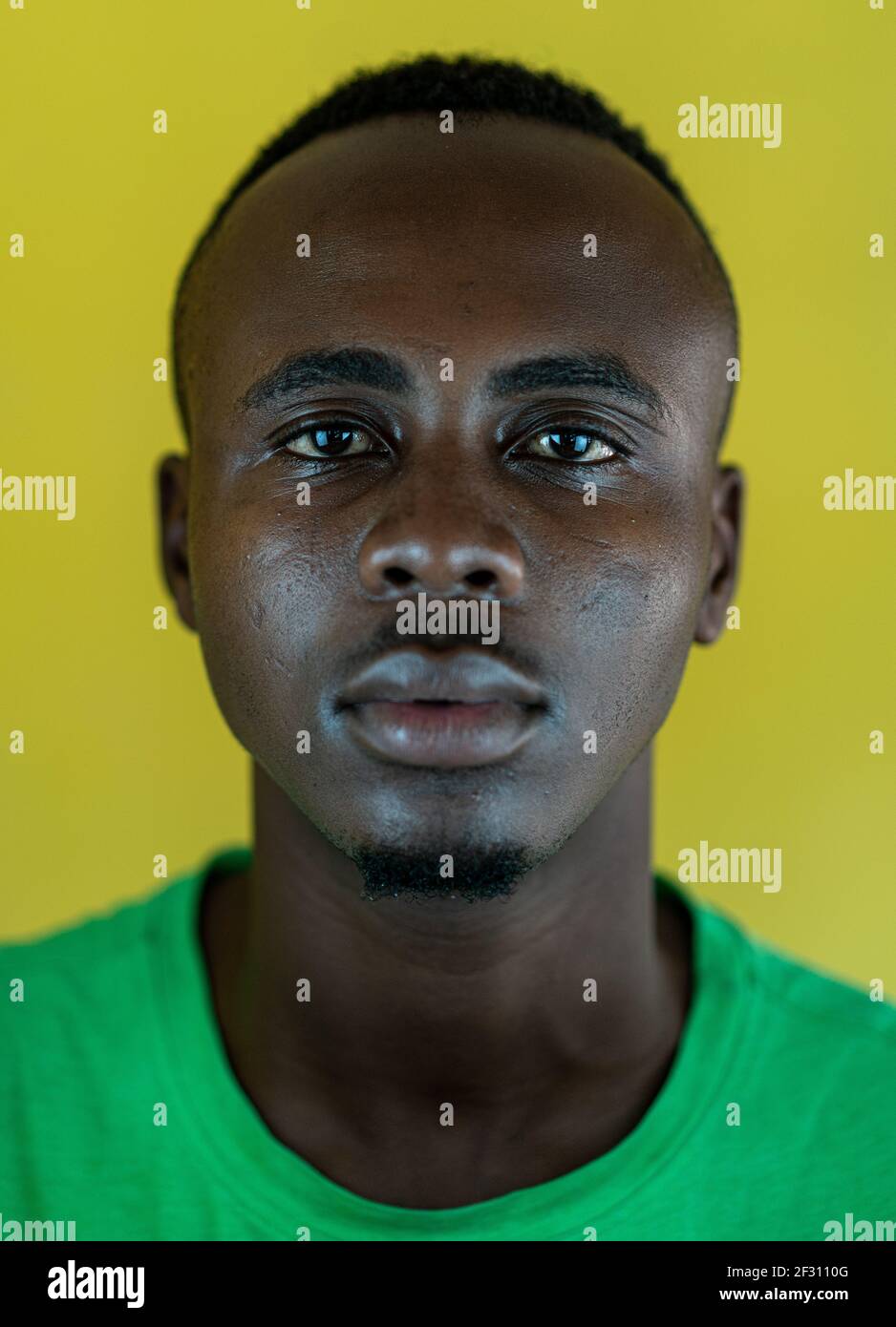 Hübscher junger afroamerikanischer Mann aus der Nähe Porträt Stockfoto