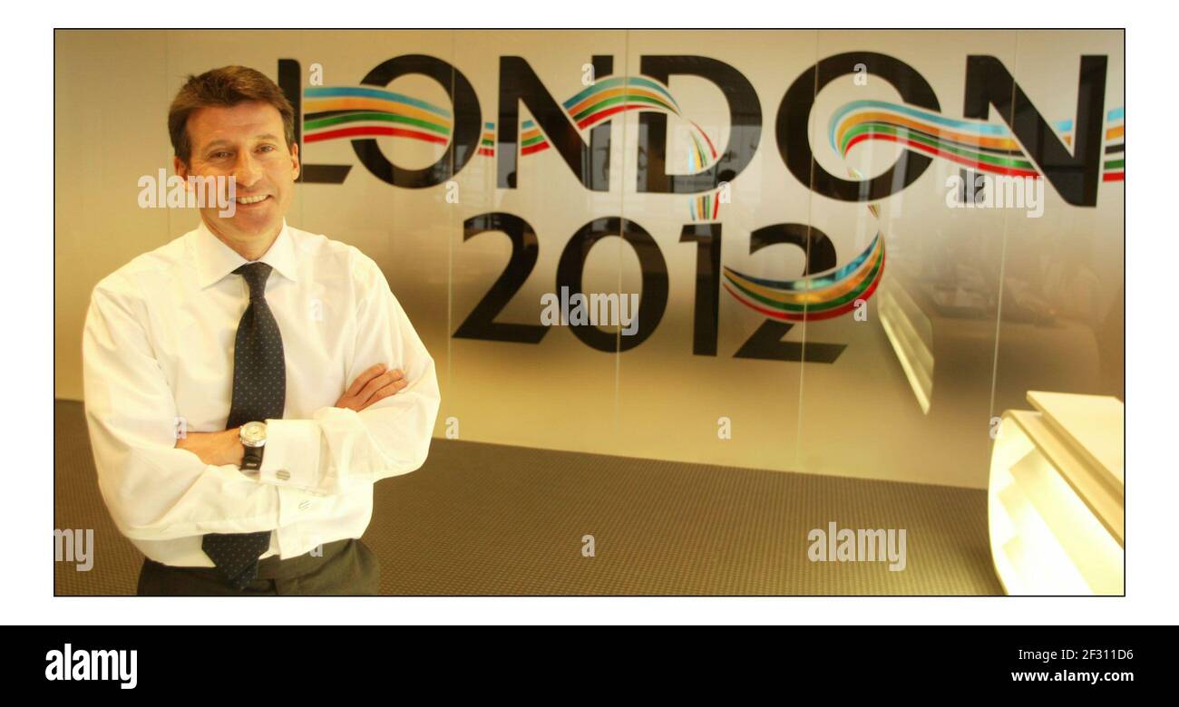 Sir Sebastian Coe führte die Kampagne für die Olympischen Spiele nach London in 2012, in seinem Büro in Canary Warfpic David Sandison 10/2/2004 Stockfoto