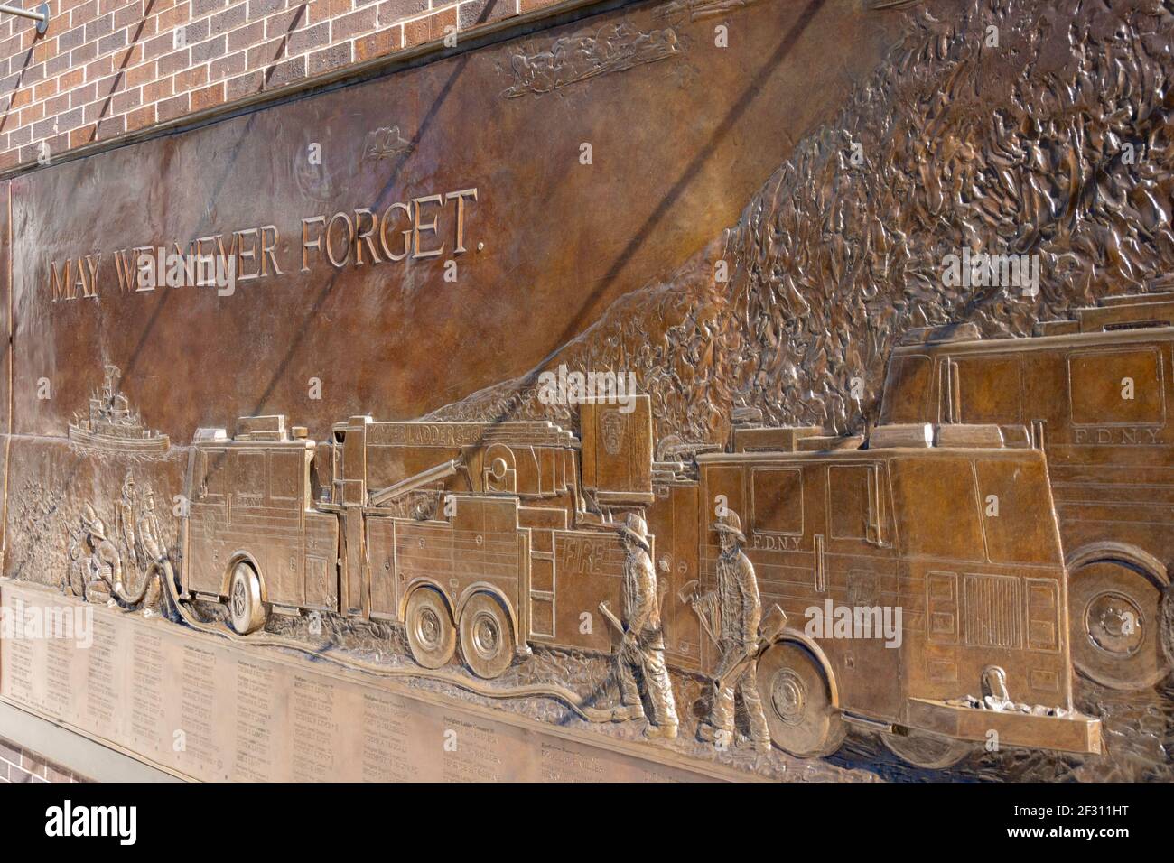 Die FDNY Memorial Wall in Lower Manhattan ehrt die Feuerwehrleute, die am 9/11 im World Trade Center, New York City, USA ihr Leben verloren haben Stockfoto