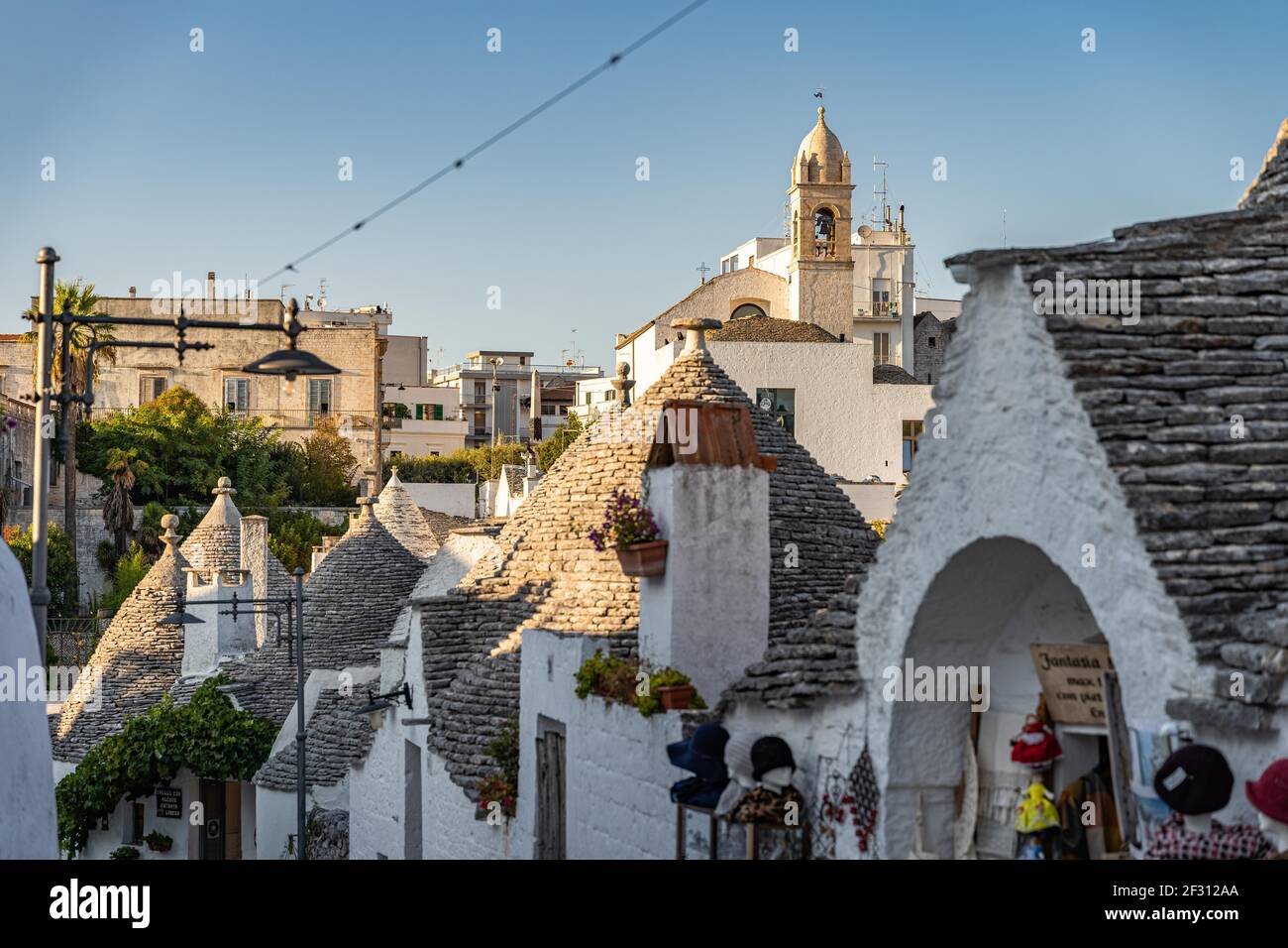 Ein Spaziergang durch die Altstadt von Alberobello in Apulien, Süditalien Stockfoto