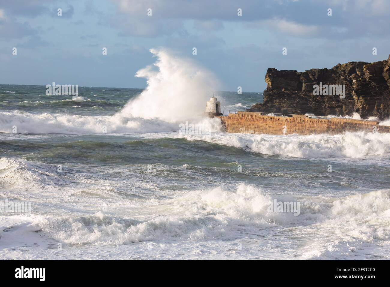 Stürmische See in Portreath, Cornwall, Großbritannien Stockfoto