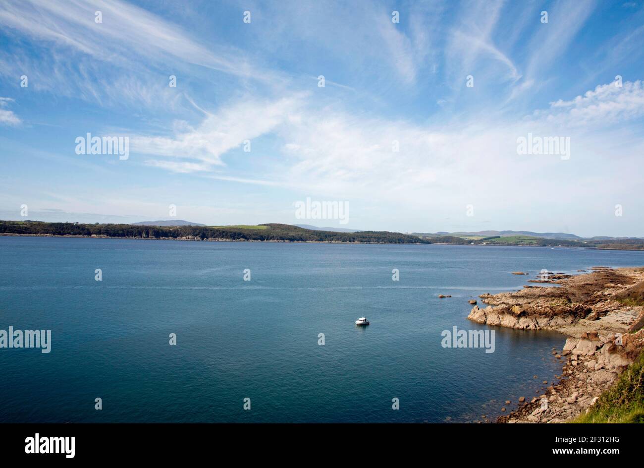 Cirrus Wolke über Manxman's Lake und Kirkcudbright Bay Kirkcudbright Dumfries und Galloway Schottland Stockfoto