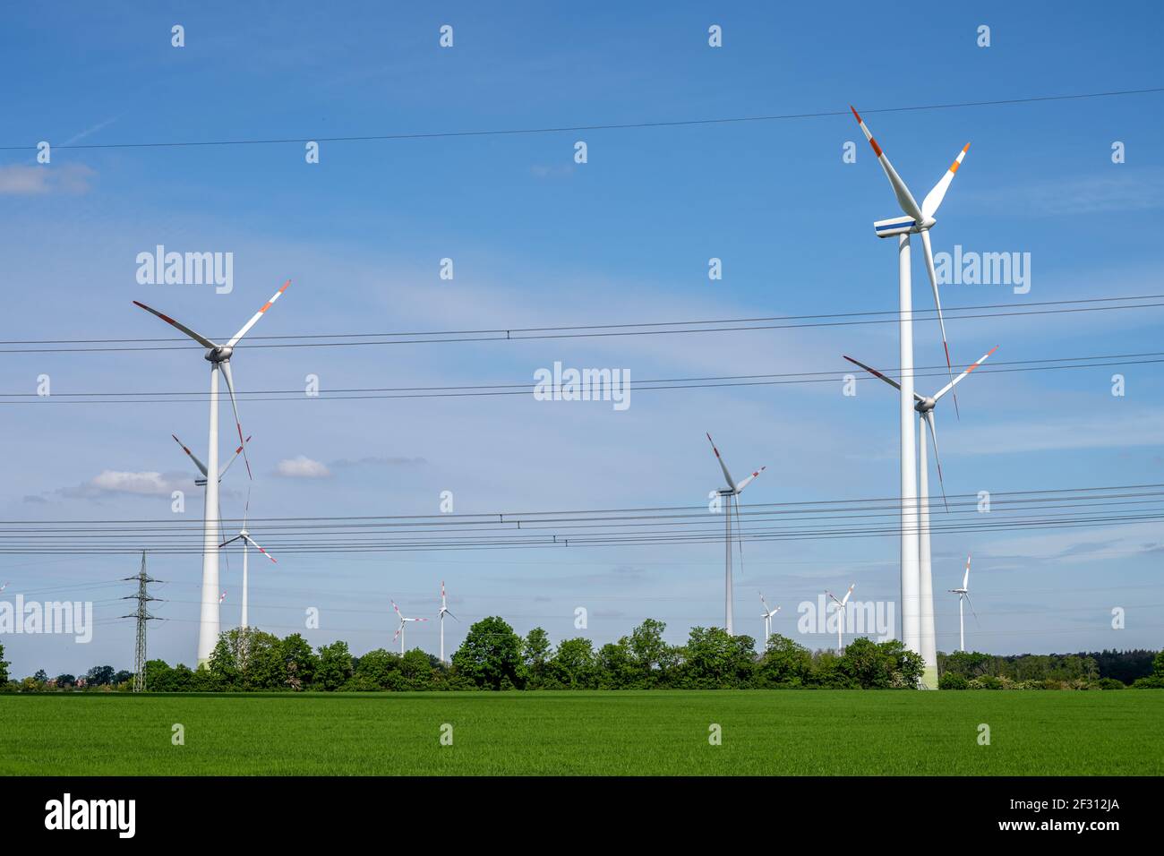 Windturbinen und Stromleitungen im ländlichen Deutschland Stockfoto