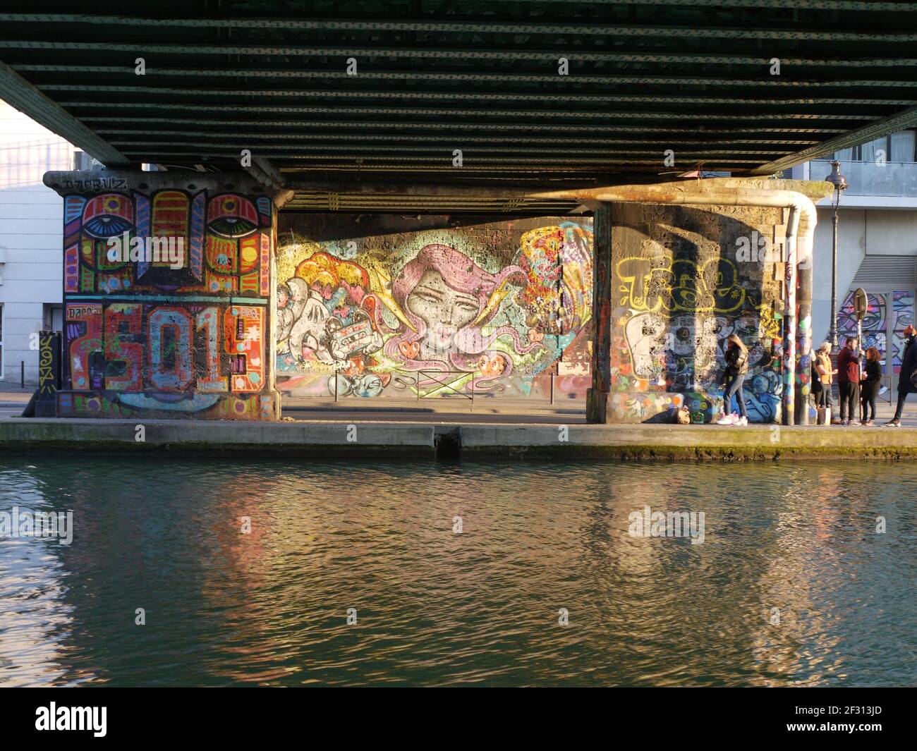 Wandgemälde schmücken die Ufer des Ourcq-Kanals in Paris Stockfoto