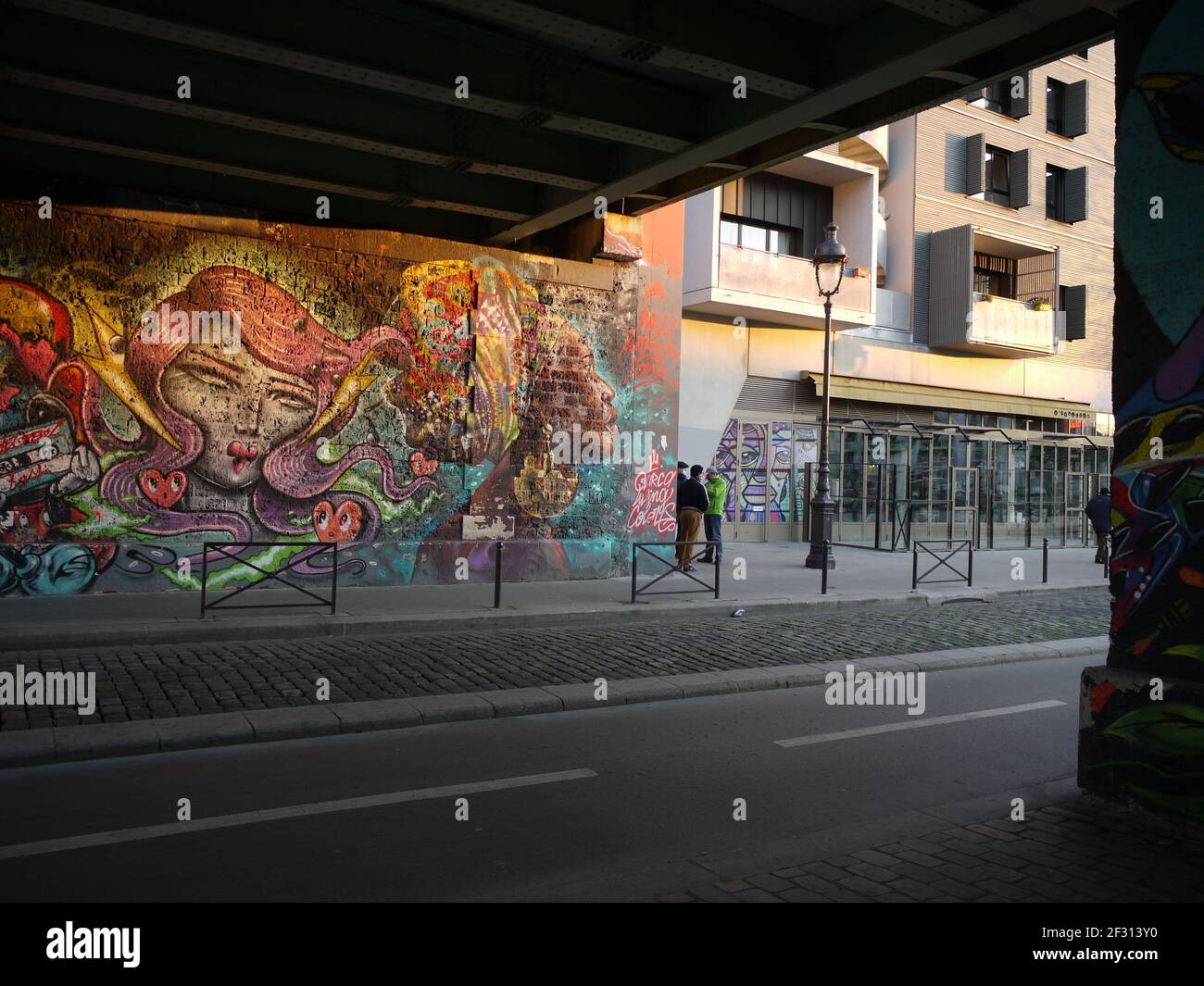 Wandgemälde schmücken die Ufer des Ourcq-Kanals in Paris Stockfoto